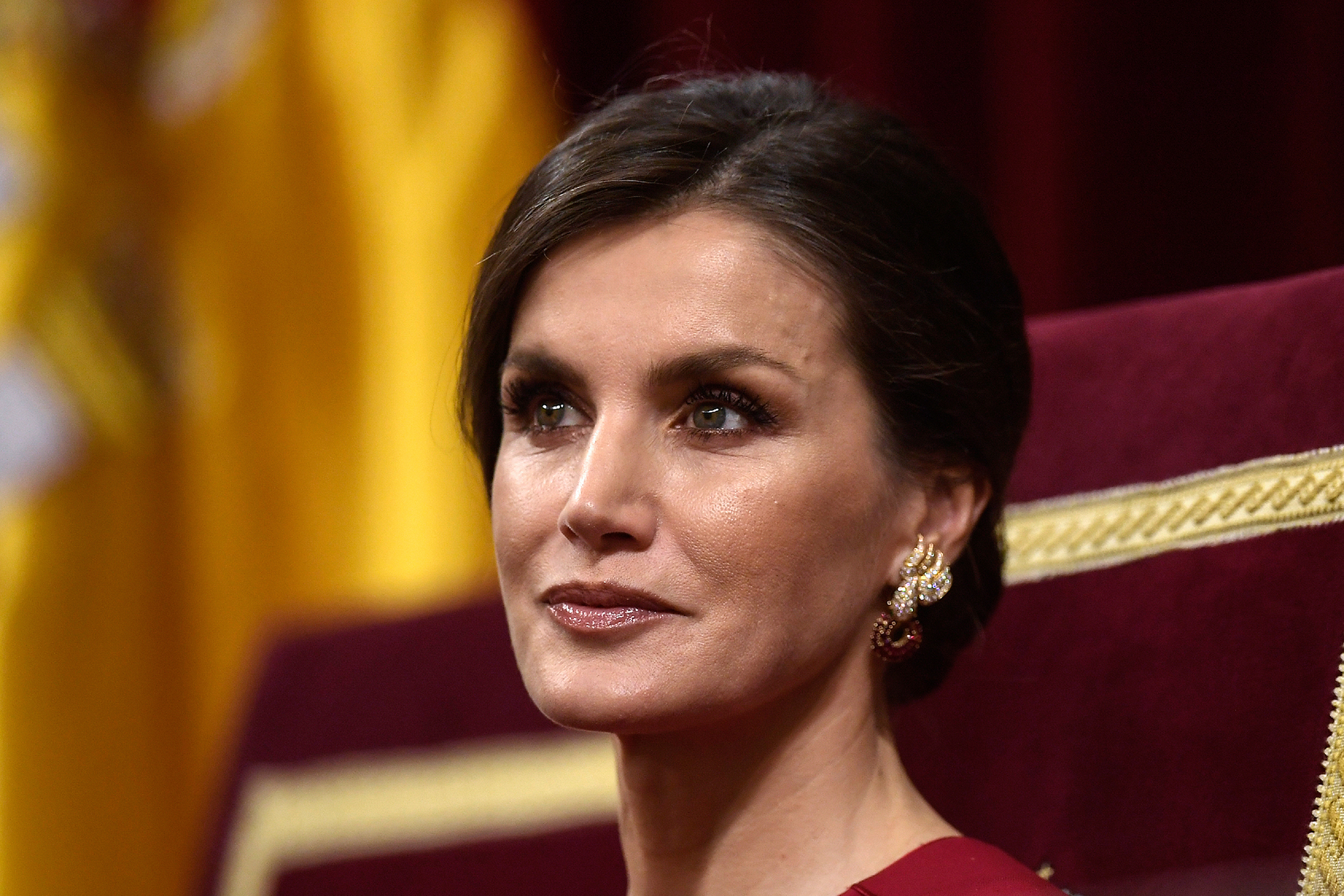 El delicado maquillaje de la reina y su peinado recogido destacaron sus lujosos pendientes