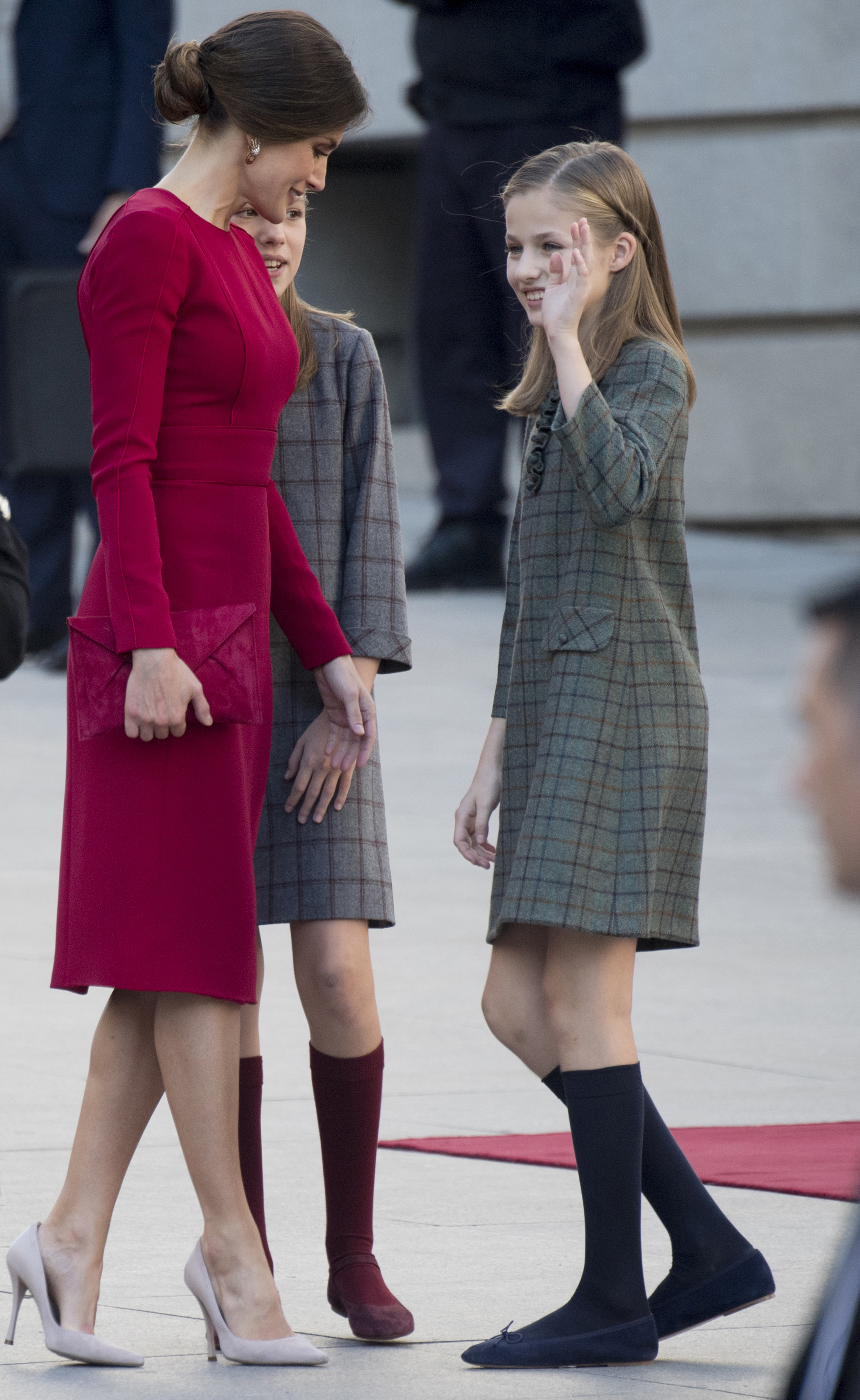 Las princesas lucieron vestidos similares con grandes cuadros, que acompañaron con medias y balerinas