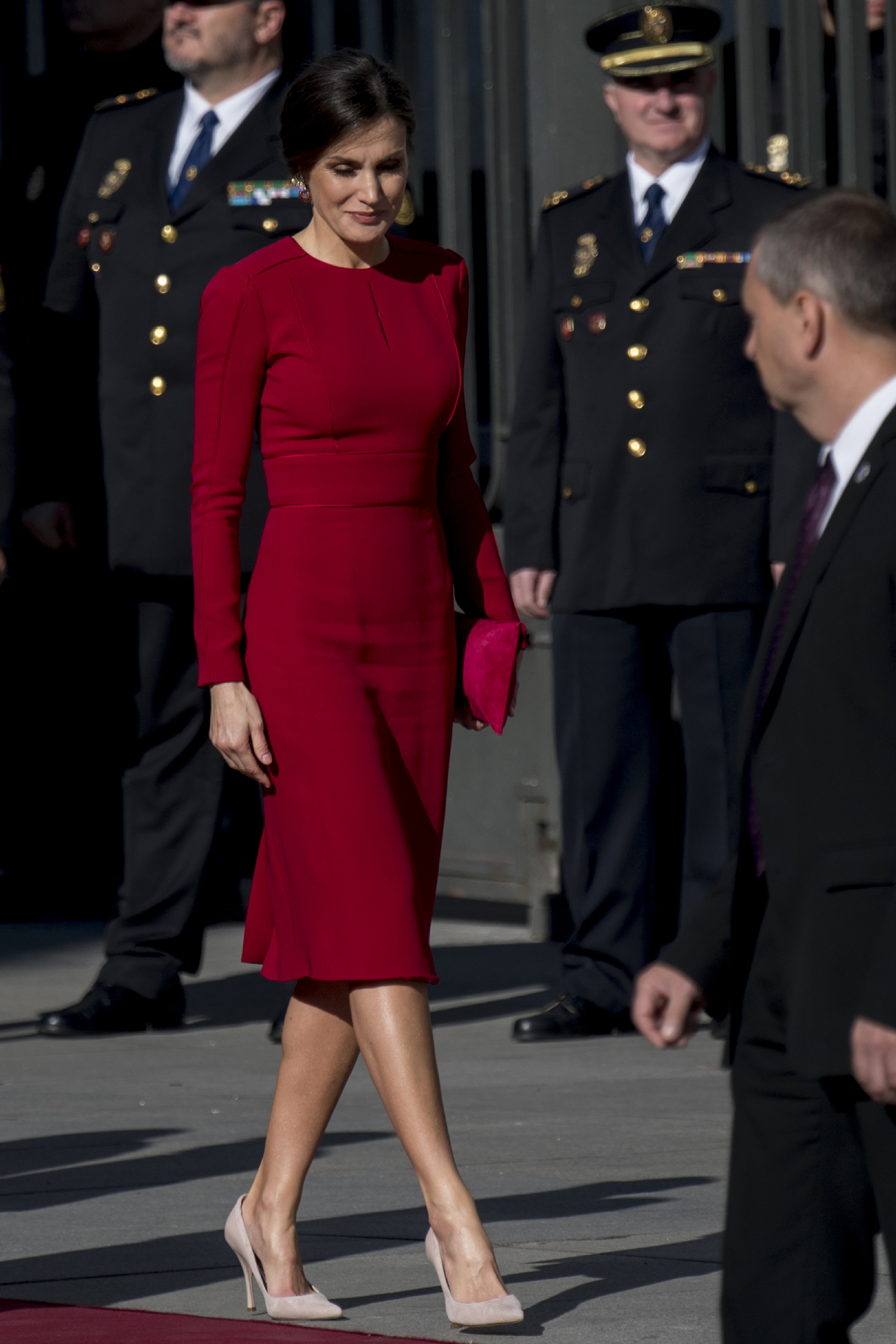 Una vez más, Letizia impactó con su estilo y glamour, esta vez enfundada en un ajustado vestido colorado e stilettos nude