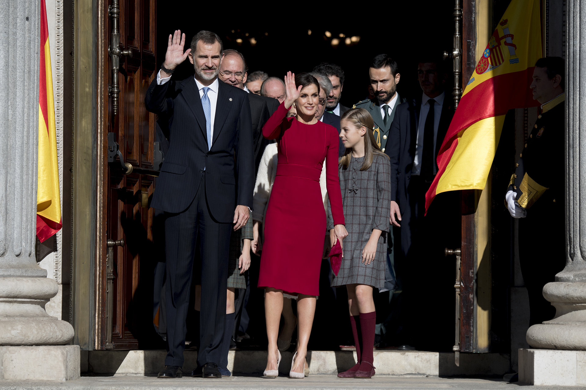 El saludo de los reyes a la salida de la celebración