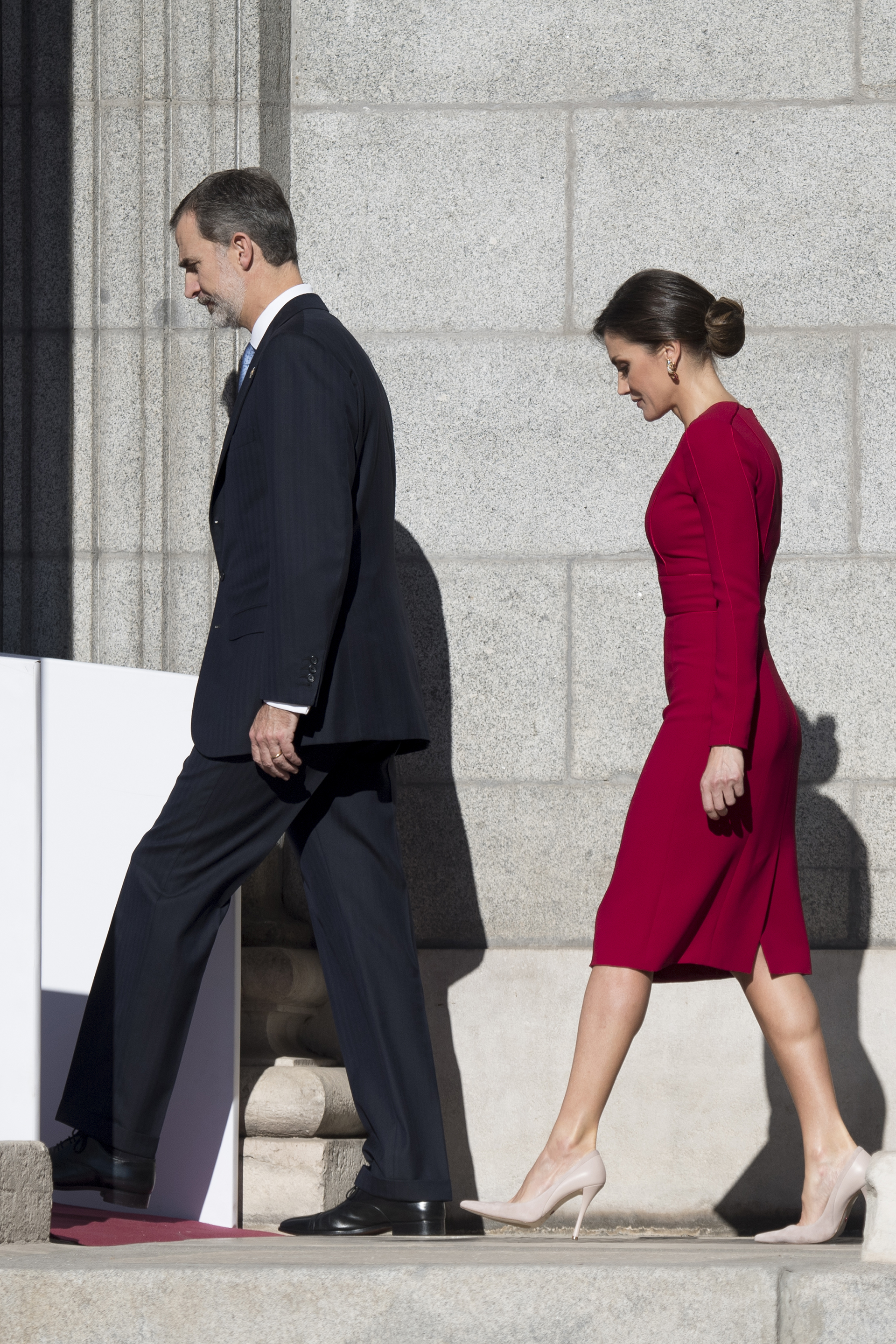 El impactante estilismo de Letizia, quien camina detrás de su marido