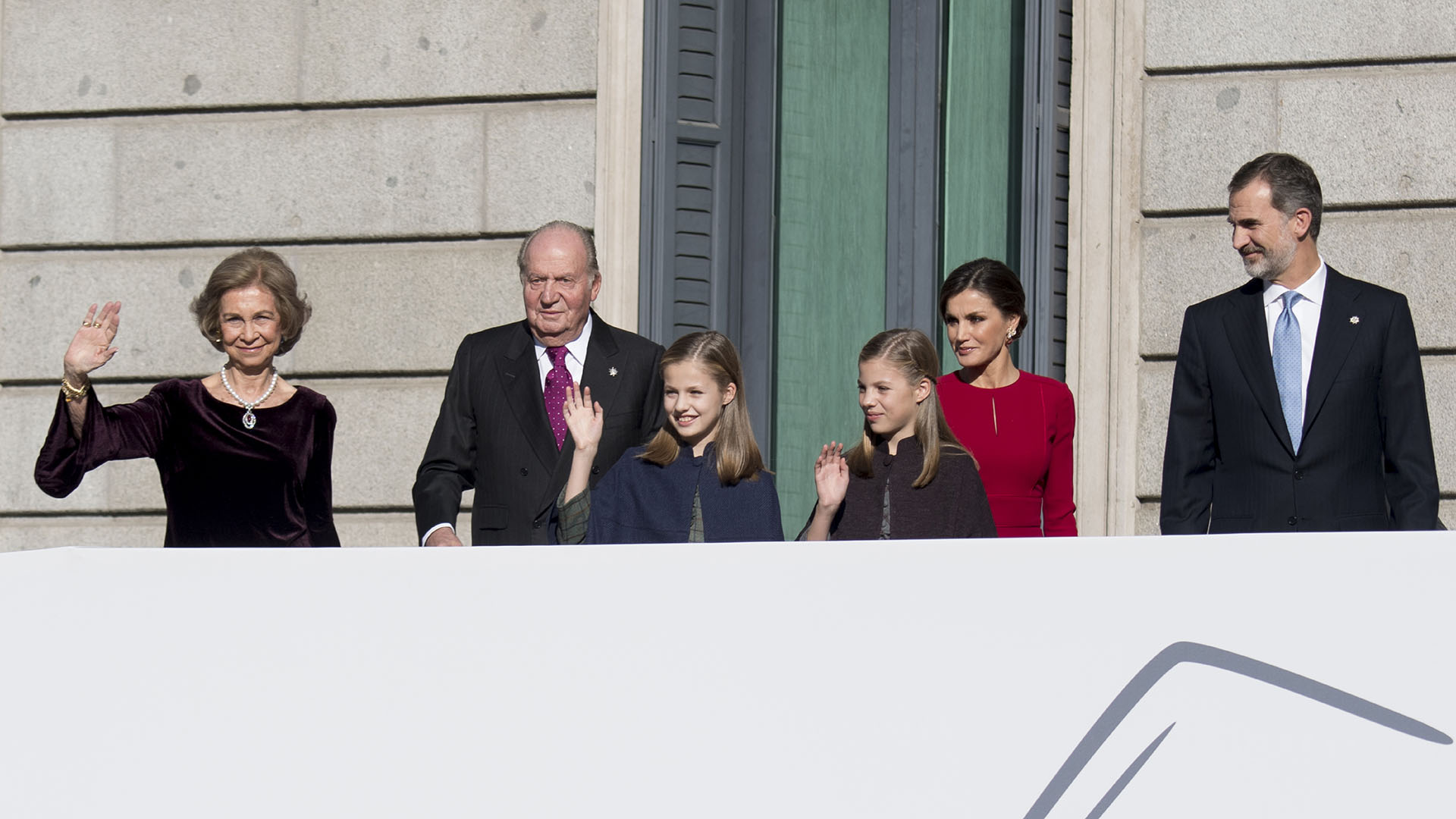 El rey Felipe junto a su mujer, sus hijas y sus padres saludando desde el balcón /// Fotos: AFP – EFE