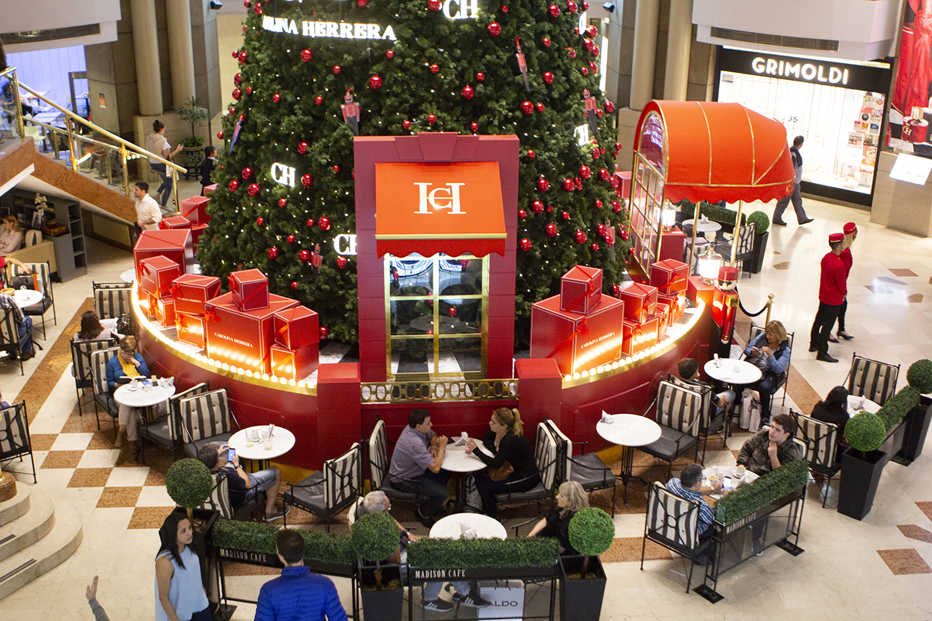 Desde la entrada del shopping por Florida ya se ve a lo lejos el enorme árbol del Galerías Pacífico by Carolina Herrera