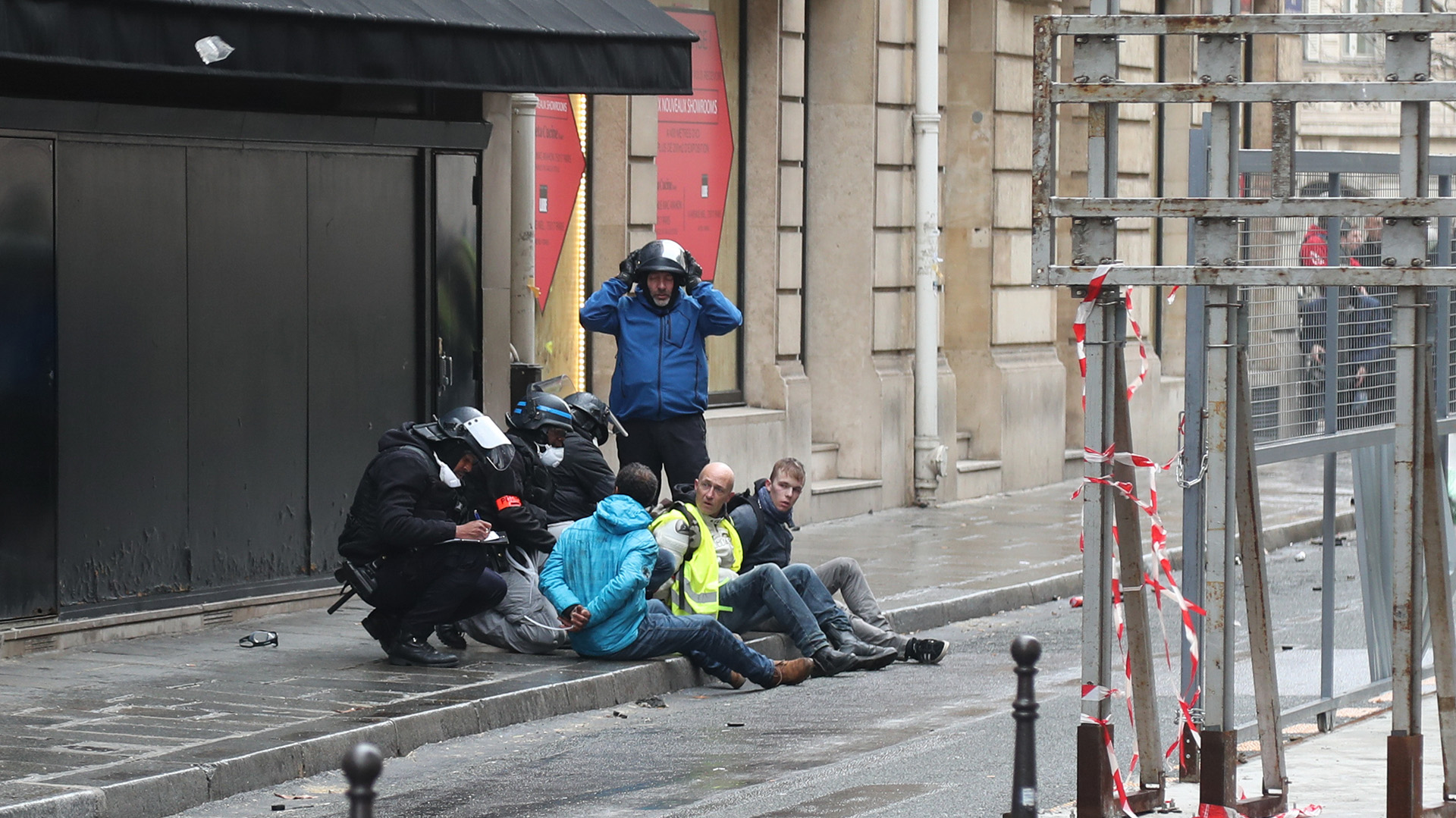 Estas medidas no han sido suficientes para apagar la cólera de un movimiento sin estructura ni dirigentes, que expresa el hartazgo de la clase media por la pérdida de poder adquisitivo (Photo by Zakaria ABDELKAFI / AFP)