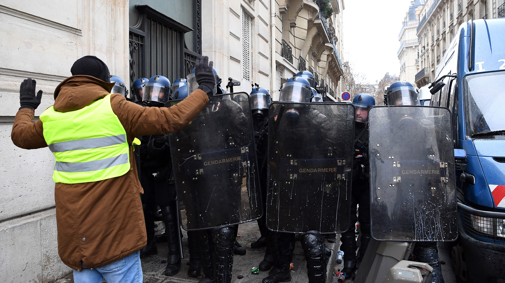 Macron cedió esta semana a algunas de las demandas de los manifestantes. Anuló el alza del gravamen a los combustibles, que formaba parte de un plan para combatir el cambio climático, y congeló los precios del gas y la electricidad durante los próximos meses (Photo by Eric FEFERBERG / AFP)