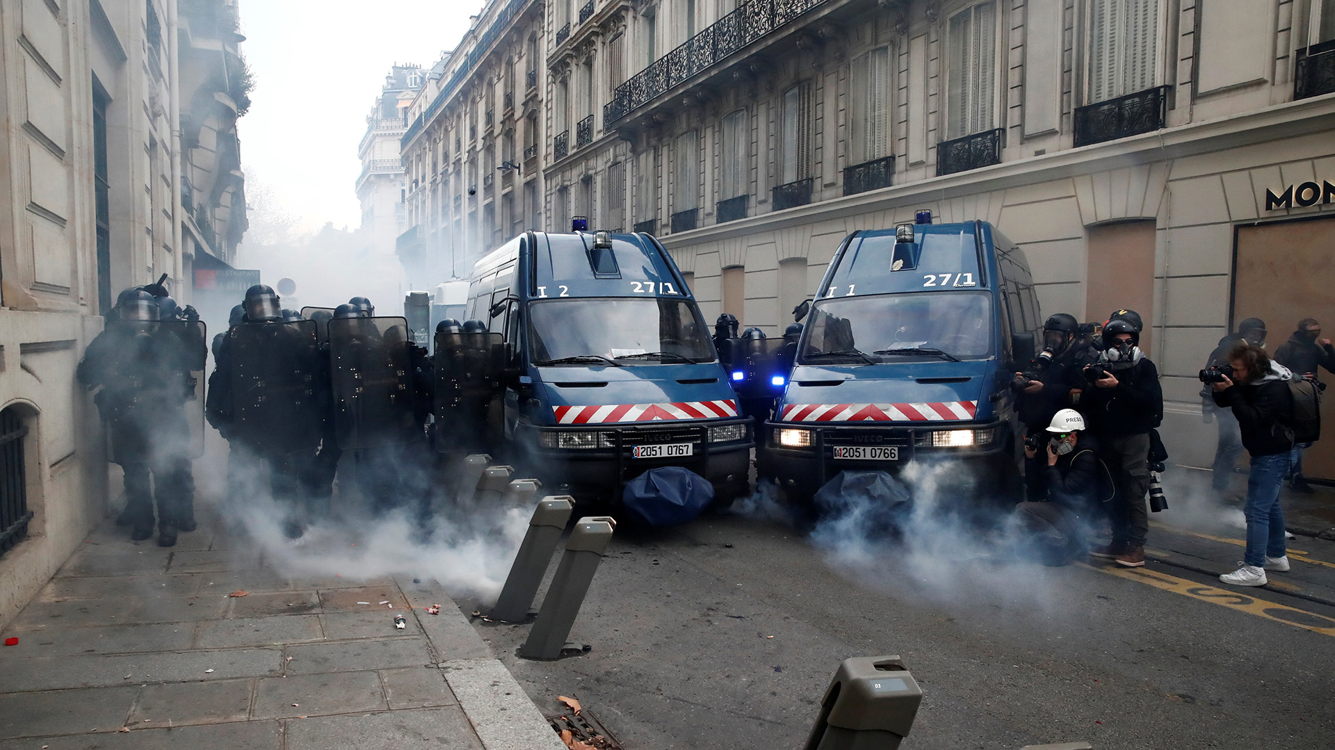 Esta ola de manifestaciones comenzó el 17 de noviembre en oposición a un aumento de los impuestos a los combustibles, pero en las últimas semanas se ha convertido en una protesta generalizada contra la política económica y social del gobierno (REUTERS/Christian Hartmann)