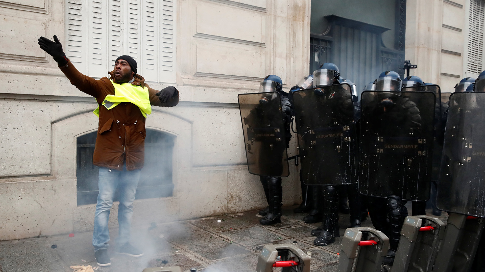 En algunas regiones de Francia, las autoridades prohibieron las manifestaciones, así como la venta y transporte de gasolina, los artificios pirotécnicos y productos inflamables o químicos (REUTERS/Christian Hartmann)