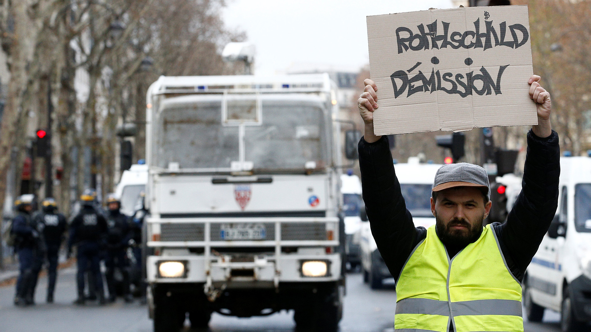 En la frontera franco-española, los “chalecos amarillos” montaron una barricada selectiva que bloqueaba el paso de los camiones procedentes de España, informó la prefectura de los Pirineos Atlánticos (REUTERS/Stephane Mahe)