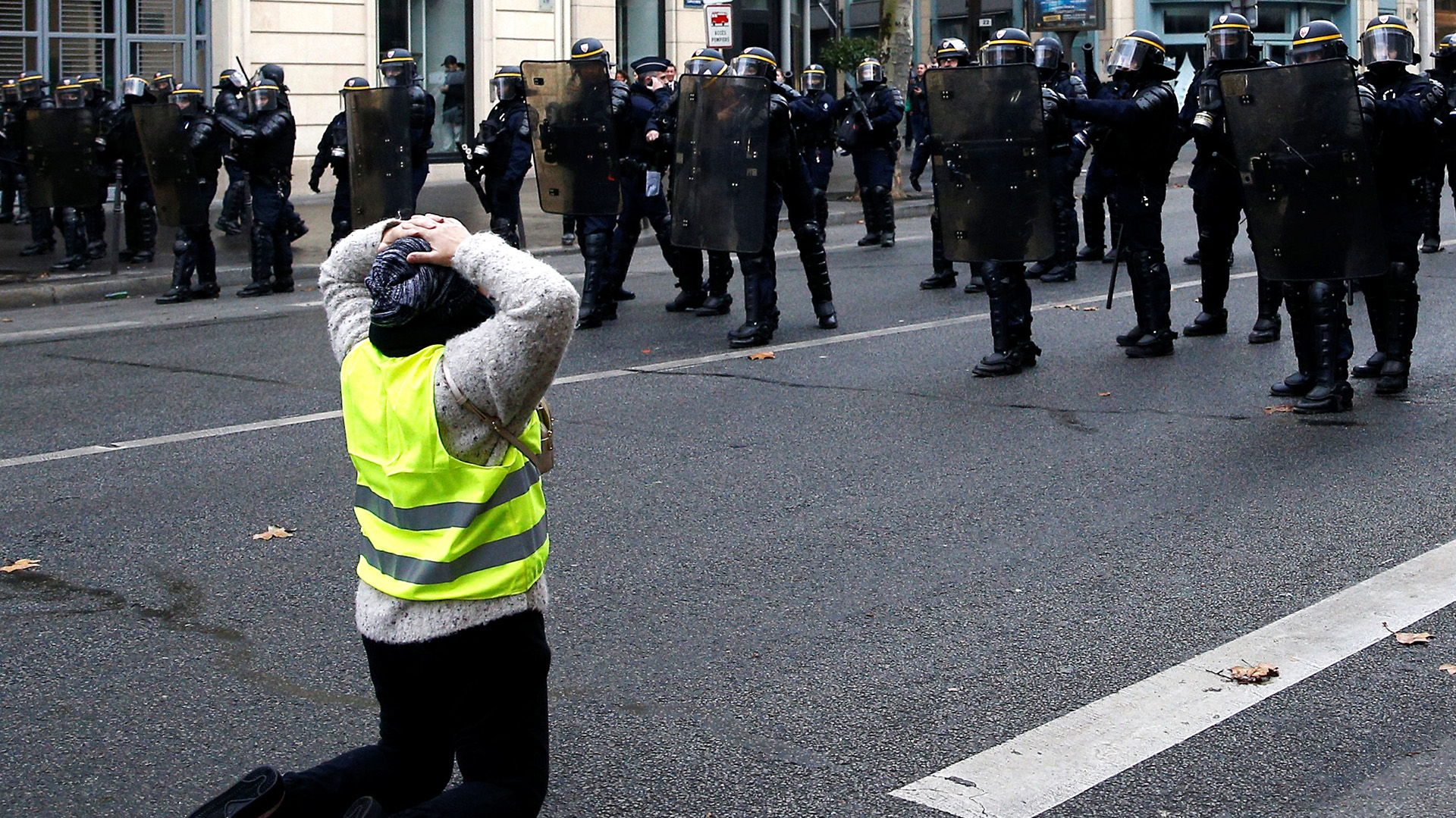Los manifestantes bloqueaban varias carreteras del país. La autopista que conecta París con Burdeos (suroeste) estaba totalmente paralizada después de que un centenar de personas prendieran fuego a palés de madera y a neumáticos (REUTERS/Stephane Mahe)