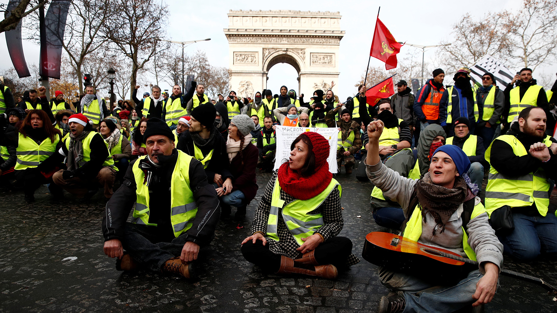 La Torre Eiffel, el museo del Louvre y las tiendas del barrio de la Opera mantendrán sus puertas cerradas (REUTERS/Christian Hartmann)