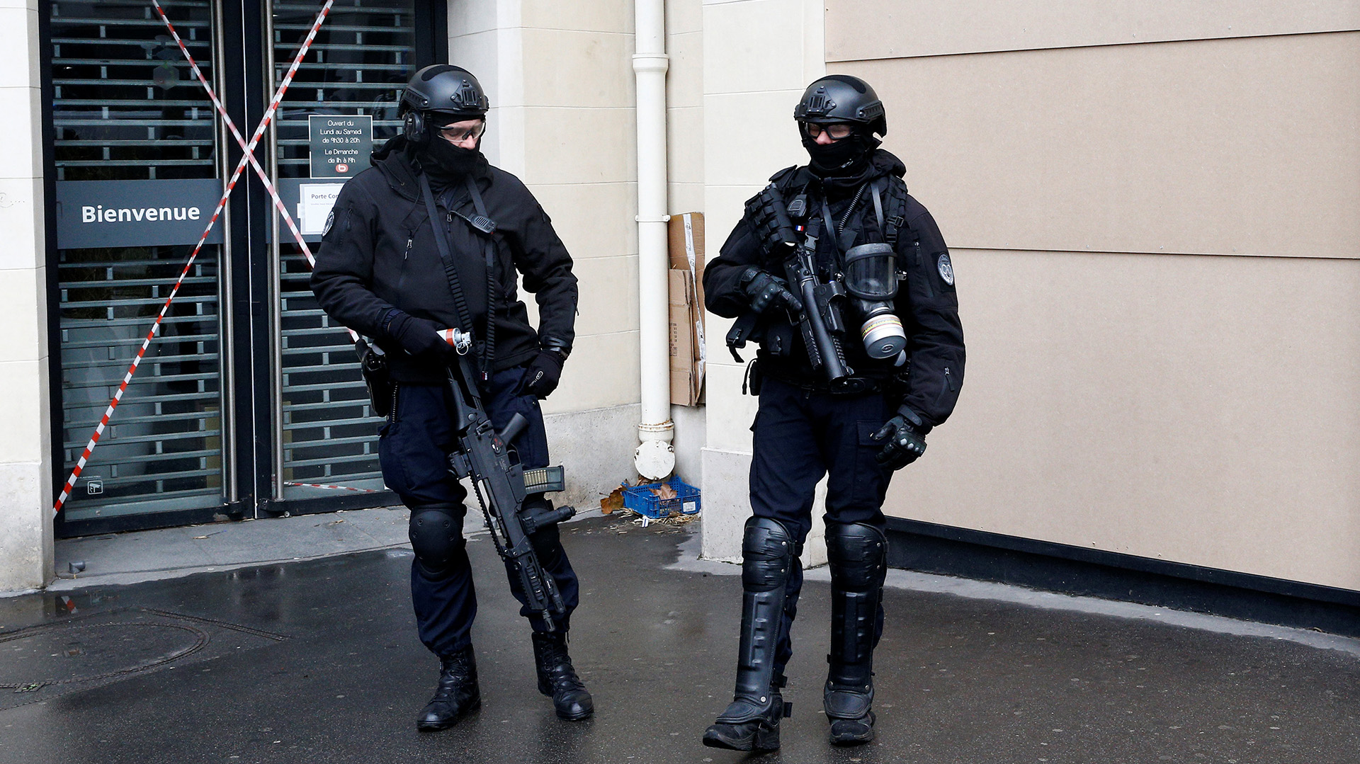 Por primera vez en más de una década, se vieron en la capital vehículos blindados de la gendarmería (REUTERS/Stephane Mahe)