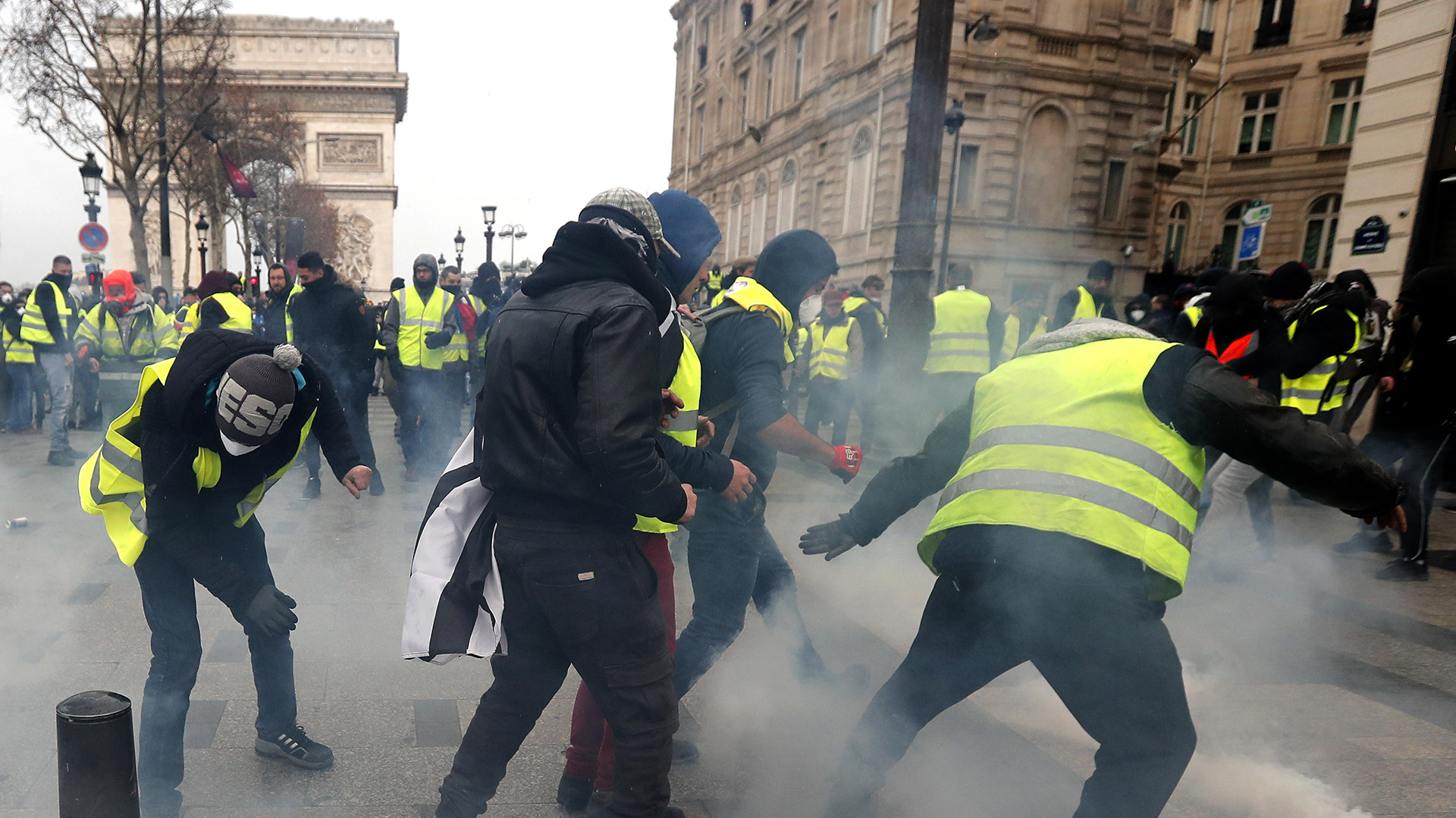 Hasta el momento, 700 personas han sido detenidas en París (EFE/EPA/IAN LANGSDON)