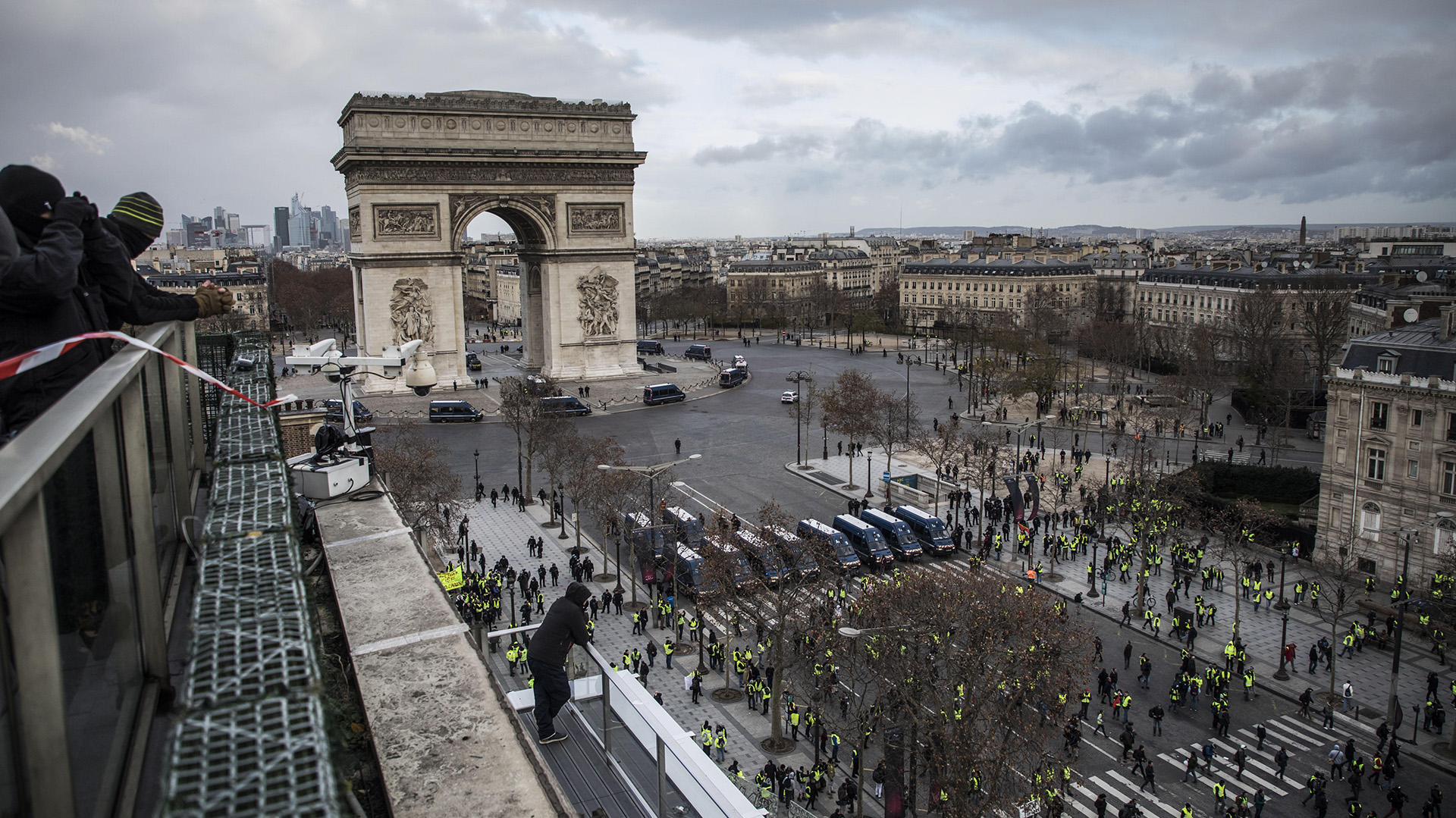 Alrededor de 1.500 personas se manifestaban en la célebre avenida parisina, según la prefectura de París, en donde casi todos los comercios están cerrados y sus entradas protegidas con tablas de madera para prevenir saqueos (EFE/EPA/CHRISTOPHE PETIT TESSON)