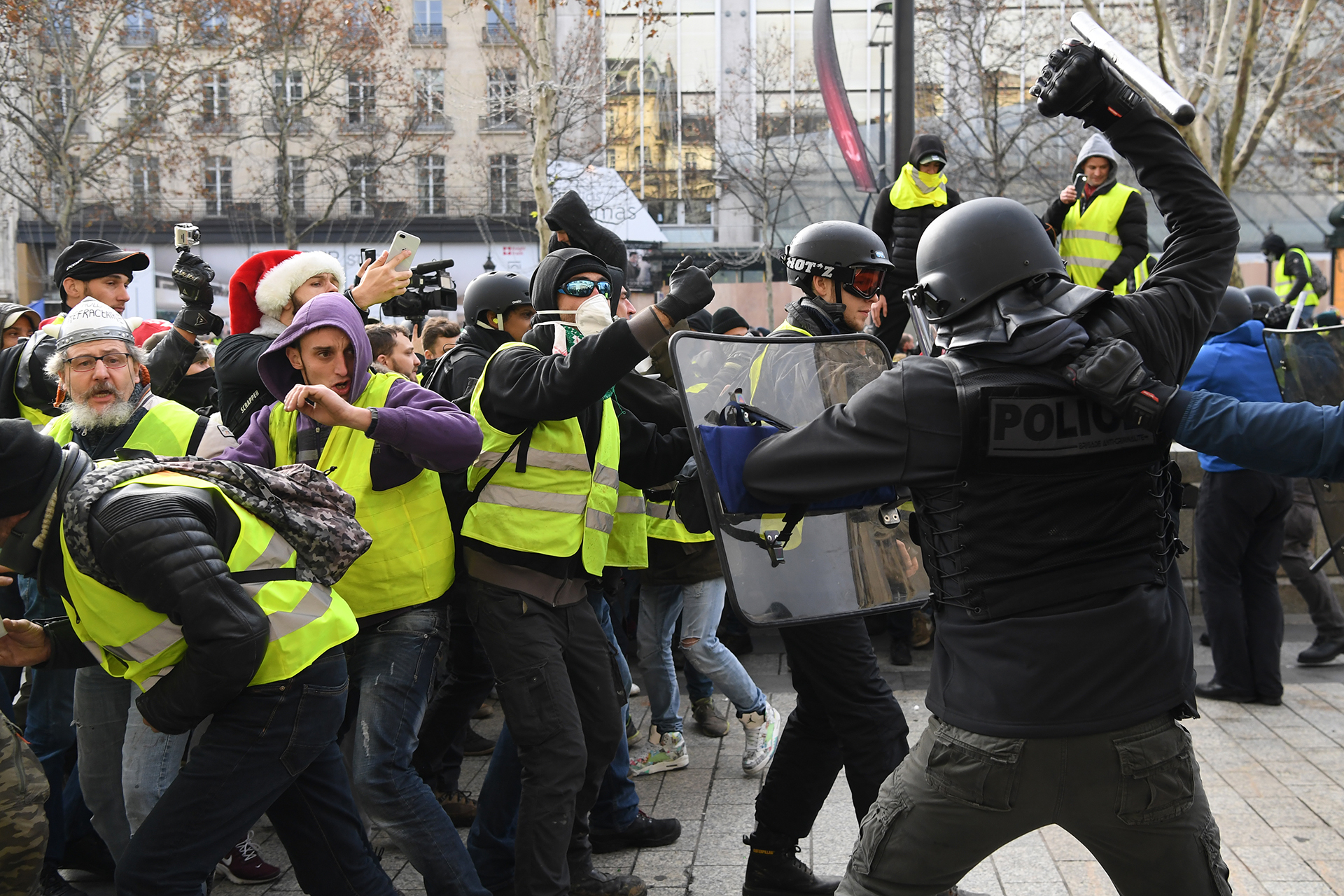 Las protestas de los “chalecos amarillos” del 8 de diciembre en París terminaron con al menos 118 heridos y un millar de detenidos