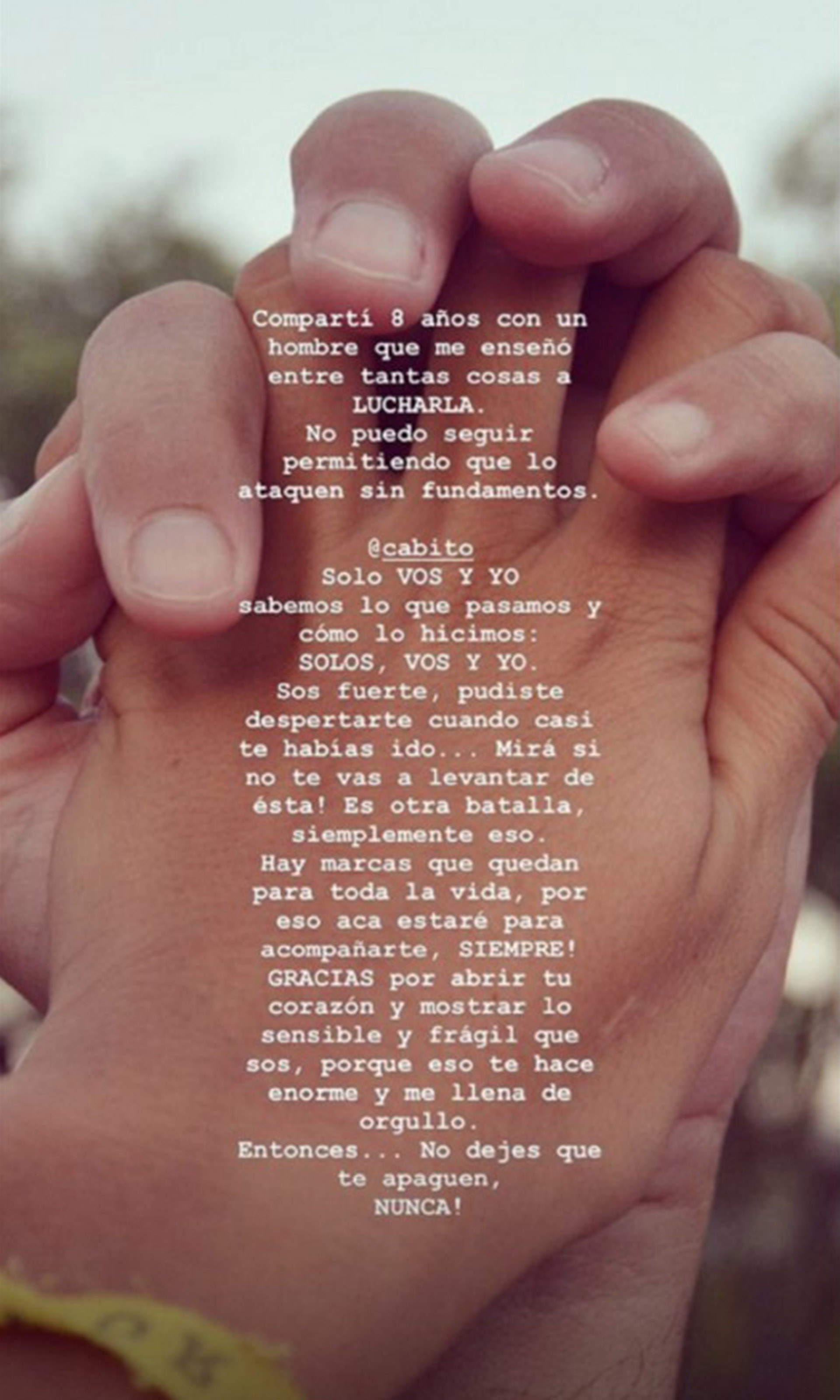 Esas manos entrelazadas les corresponden a Cabito y su ex novia, Florencia Nedelcu. Fue ella quien, en medio de la polémica con Matías Martin, decidió postear un sentido mensaje en Instagram. Aun cuando, después de ocho años de relación, el humorista y la diseñadora ya no están juntos. Flor dejó una crítica por elevación para el conductor de “Basta de todo”: “Lo que pasamos, lo hicimos solos”. ¿Se referirá a que cuando su salud se deterioró, sus ex amigos no lo acompañaron?