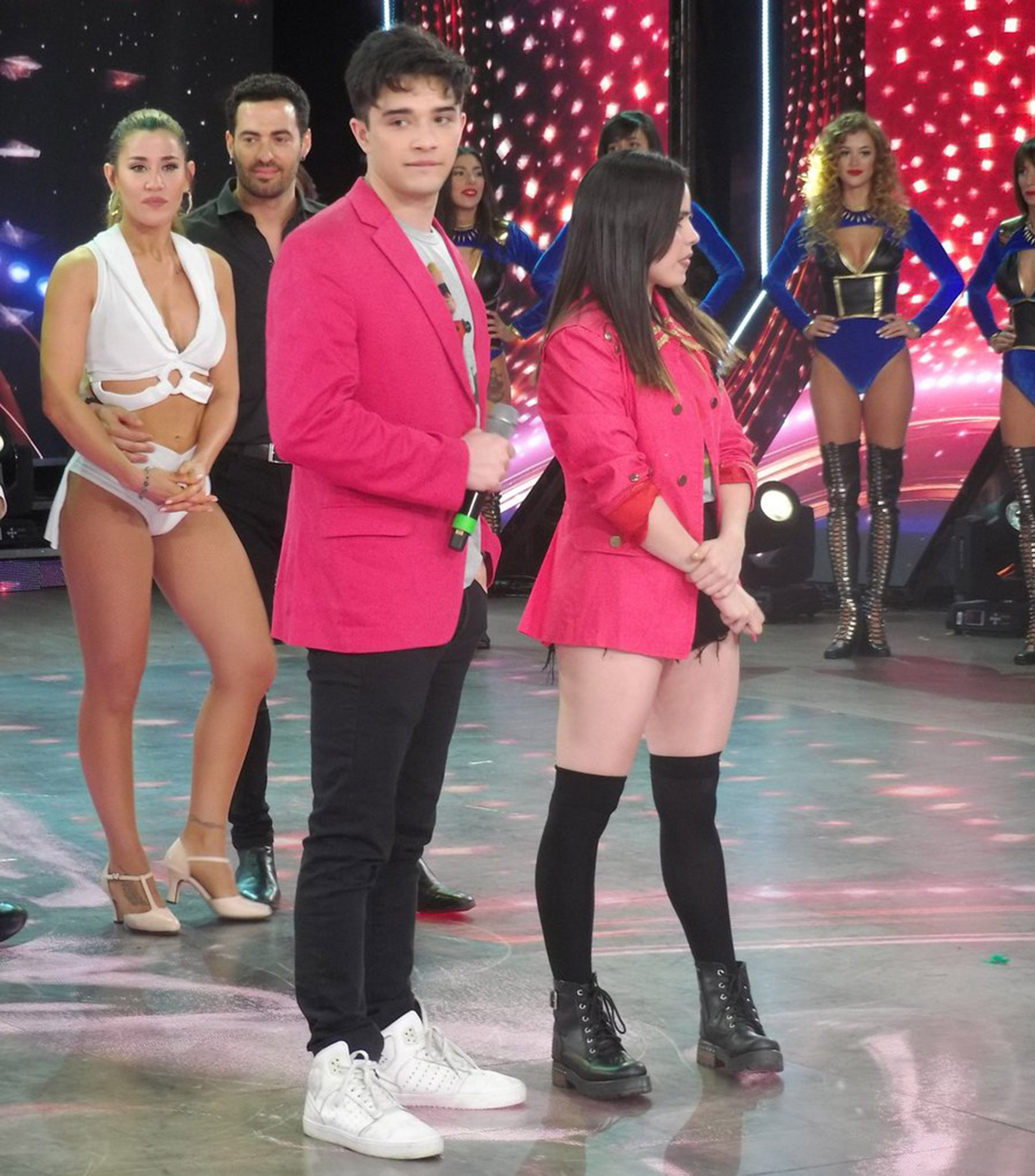¡Cruce de miradas! Sofía Morandi observa al jurado, Julián Serrano al más allá, Jimena Baron a la nuca del Youtuber, Mauro Caiazza a su novia… Sucedió el viernes, en una nueva gala del “Bailando 2018”. Los cuatro quedaron nominados; su suerte en el certamen se definirá en el duelo el lunes. Pero la imagen además sirve para acerca un consejo: no te quedes con quien te mira como Jimena Julián… ¡O sí! (Foto: LaFlia / Negro Luengo)