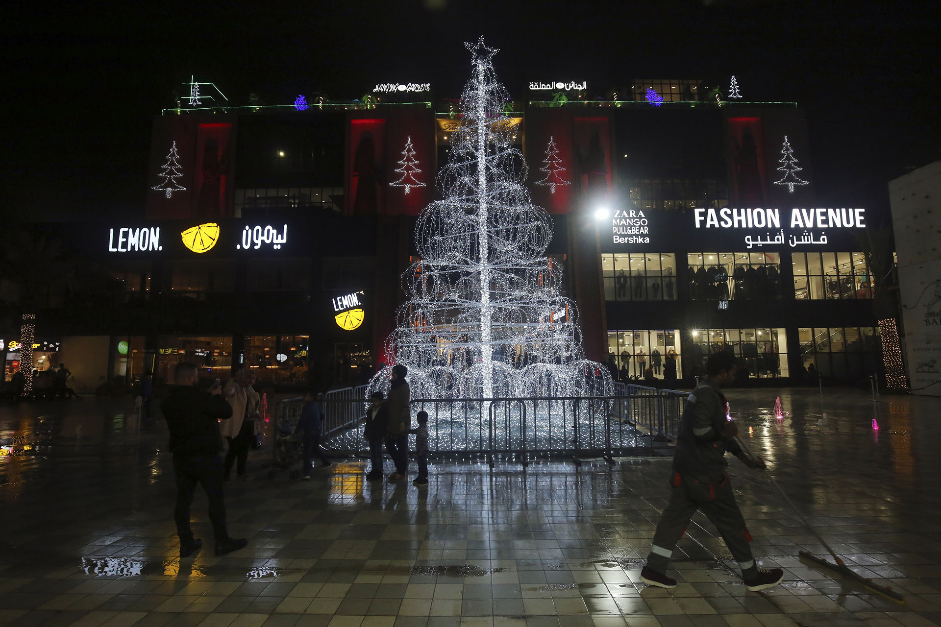 BAGHDAD, IRAK. Convertida en fuente. Así es el árbol de Navidad de la puerta de un shopping de la capital