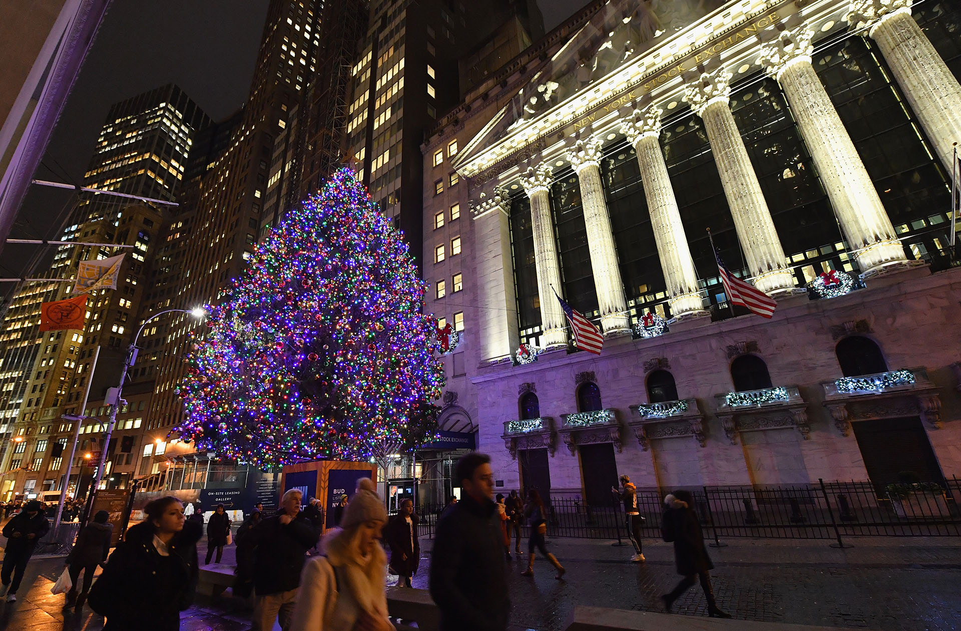 WALL STREET, NUEVA YORK. En la zona financiera también llegó la navidad. Con luces multicolores