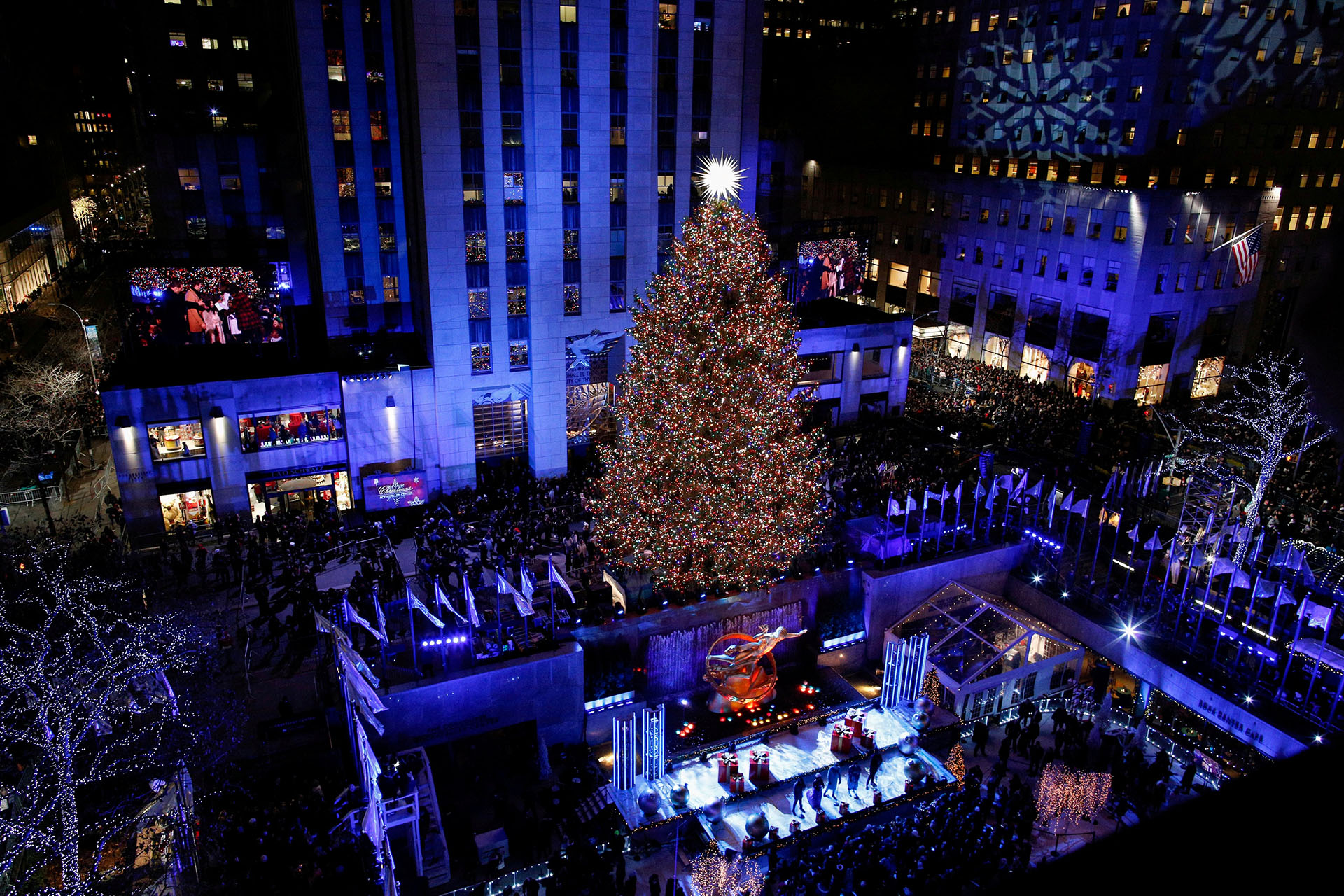 MANHATTAN, NUEVA YORK, ESTADOS UNIDOS. Un clásico de la ciudad de Nueva York en esta época, el árbol del Rockefeller Center en Manhattan