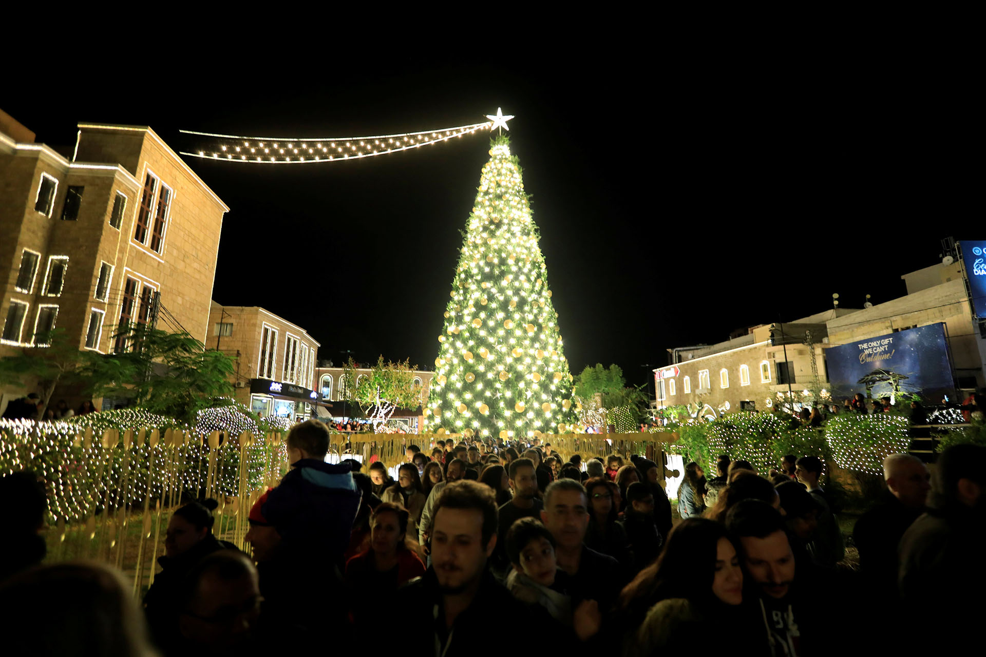 BIBLOS, LÍBANO. Verde, dorado y amarillo. Los colores para el luminoso árbol de la ciudad libanesa