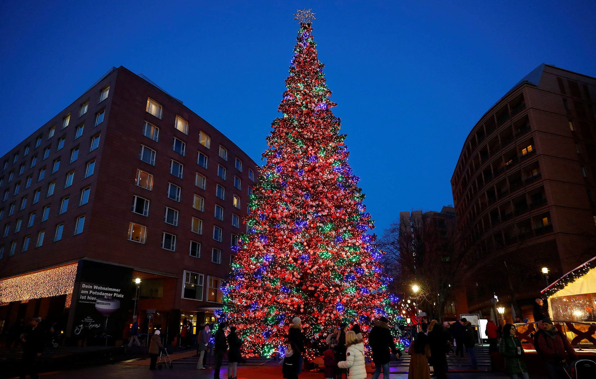 BERLÍN, ALEMANIA. En Marlene-Dietrich-Platz, un árbol multicolor