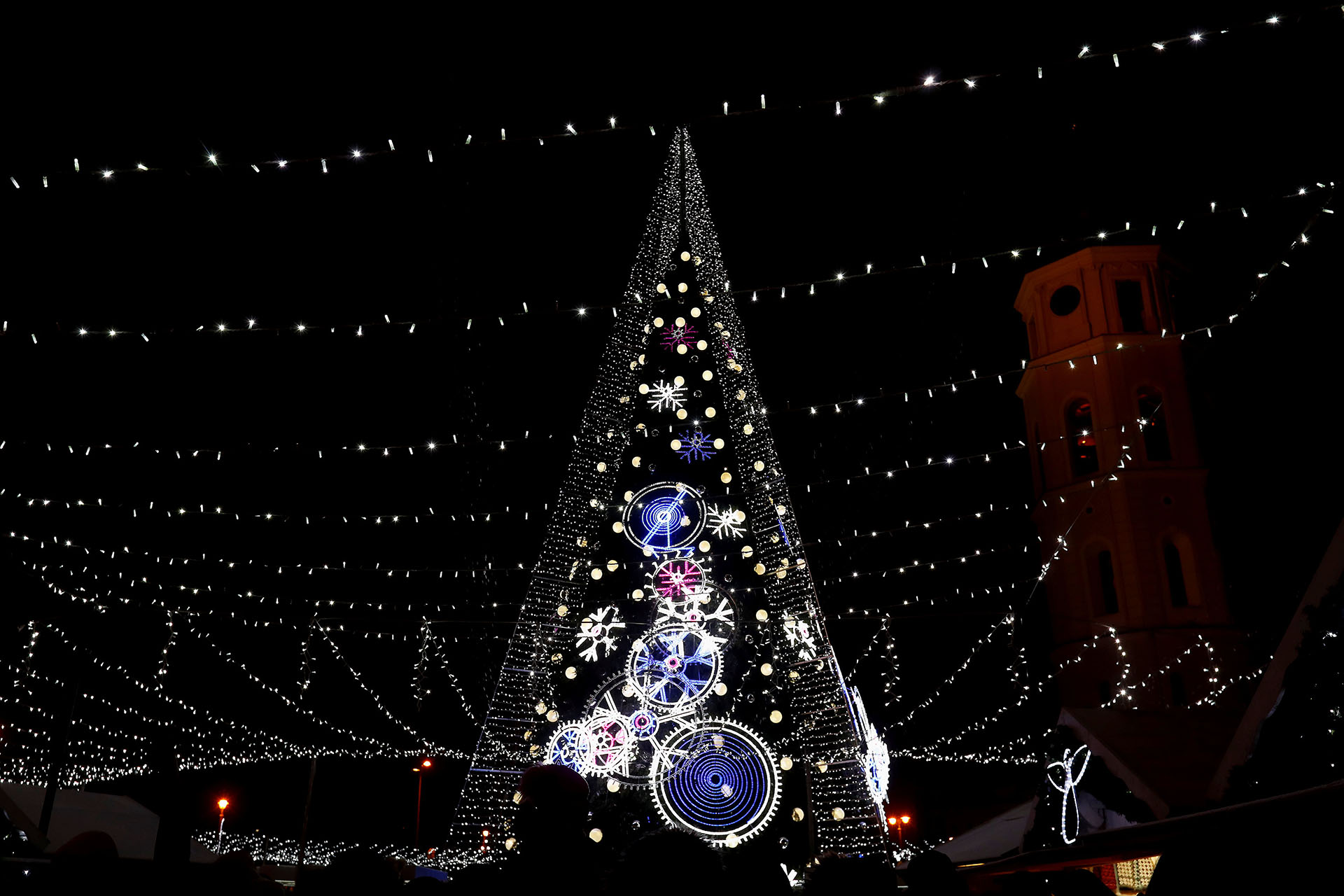 VILNA, LITUANIA. Innovador y fuera de lo convencional. Iluminado con led y proyecciones de dibujos