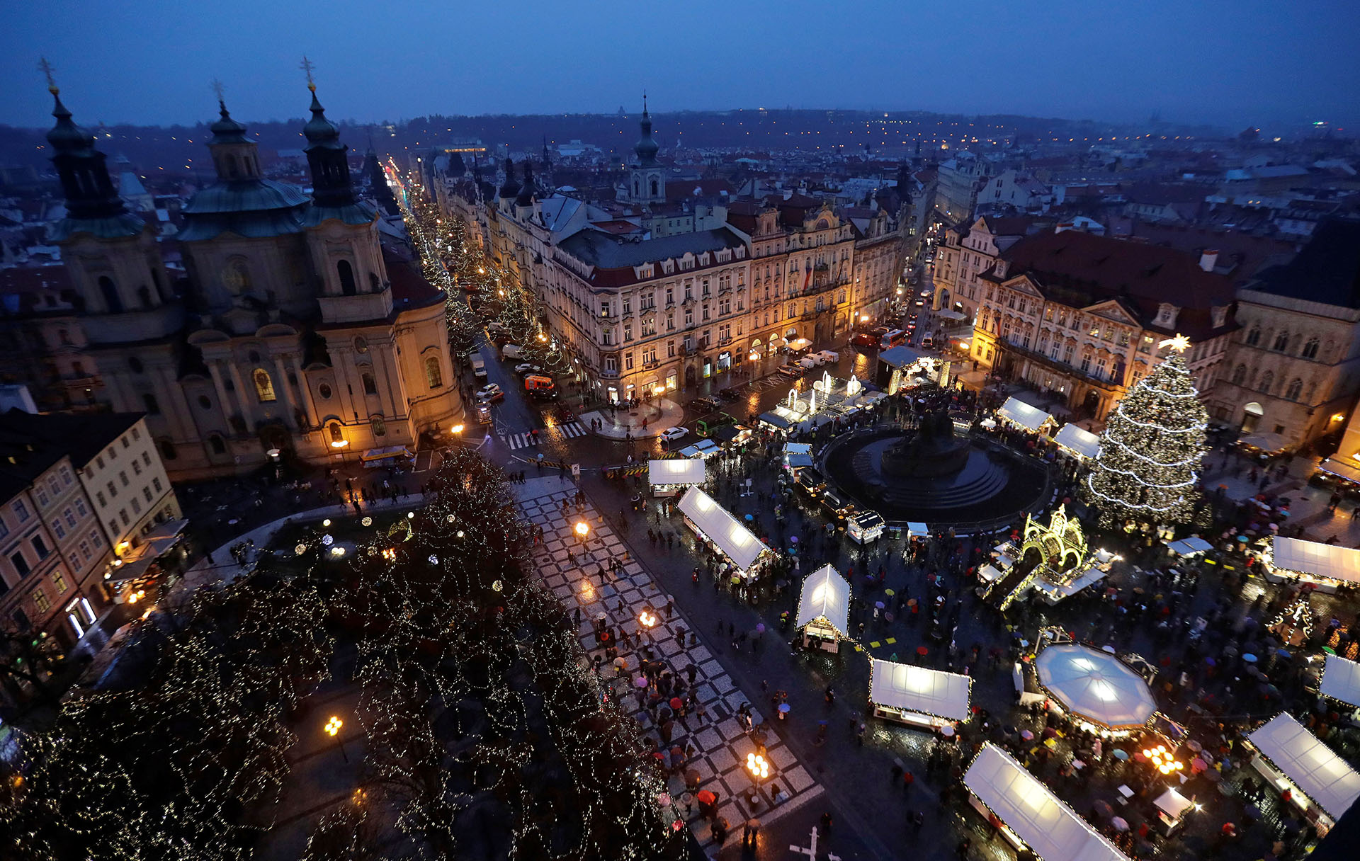PRAGA, REPÚBLICA CHECA. En la Ciudad Vieja de Praga hay un enorme árbol iluminado con luces de colores