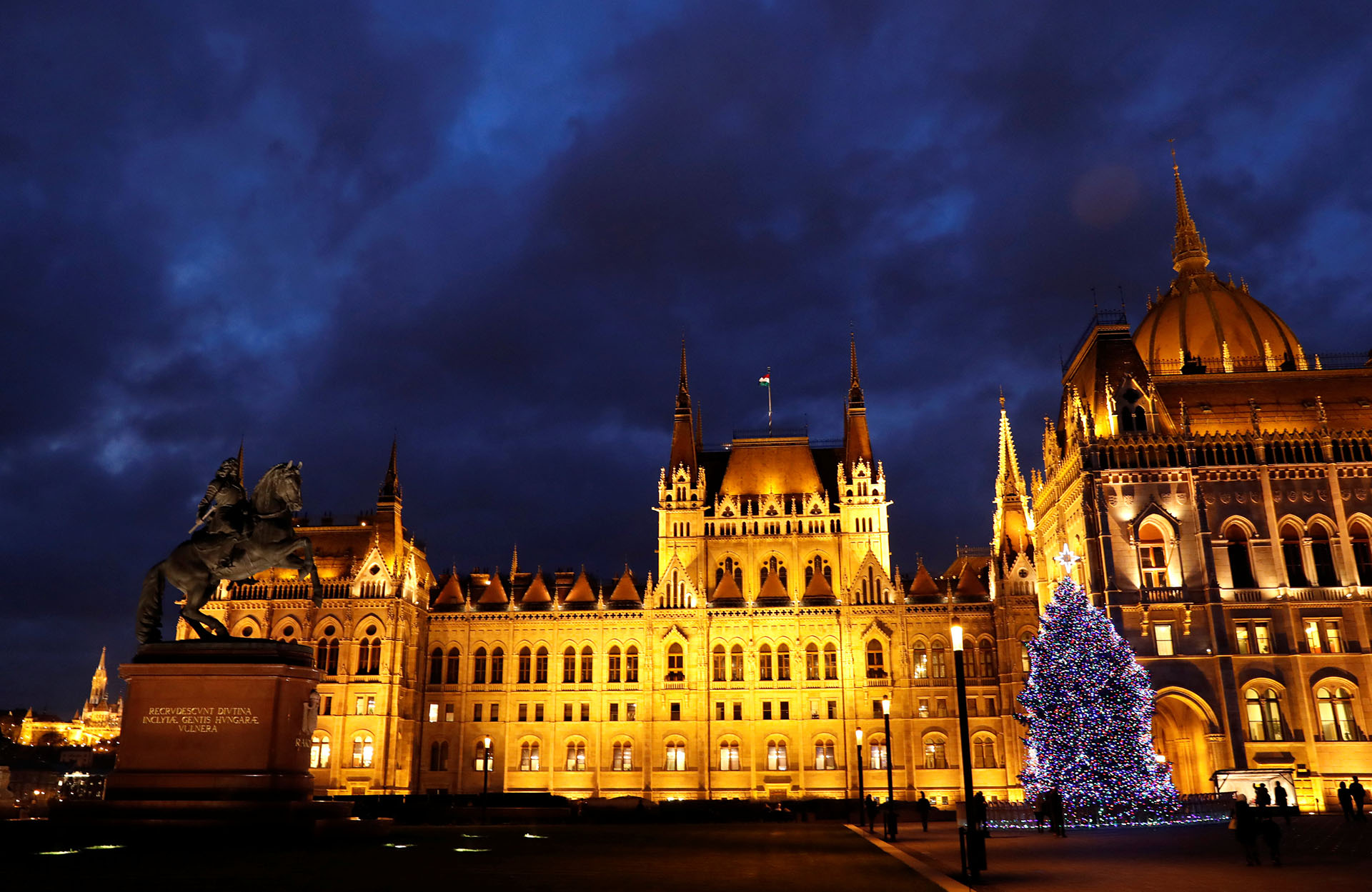 BUDAPEST. HUNGRÍA. El árbol iluminado con luces blancas frente al parlamento