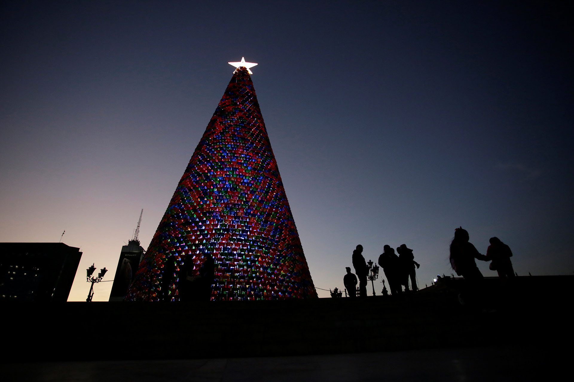 MONTERREY, MÉXICO. El árbol de navidad mexicano creado con sillas de plástico está en la Macroplaza de Monterrey