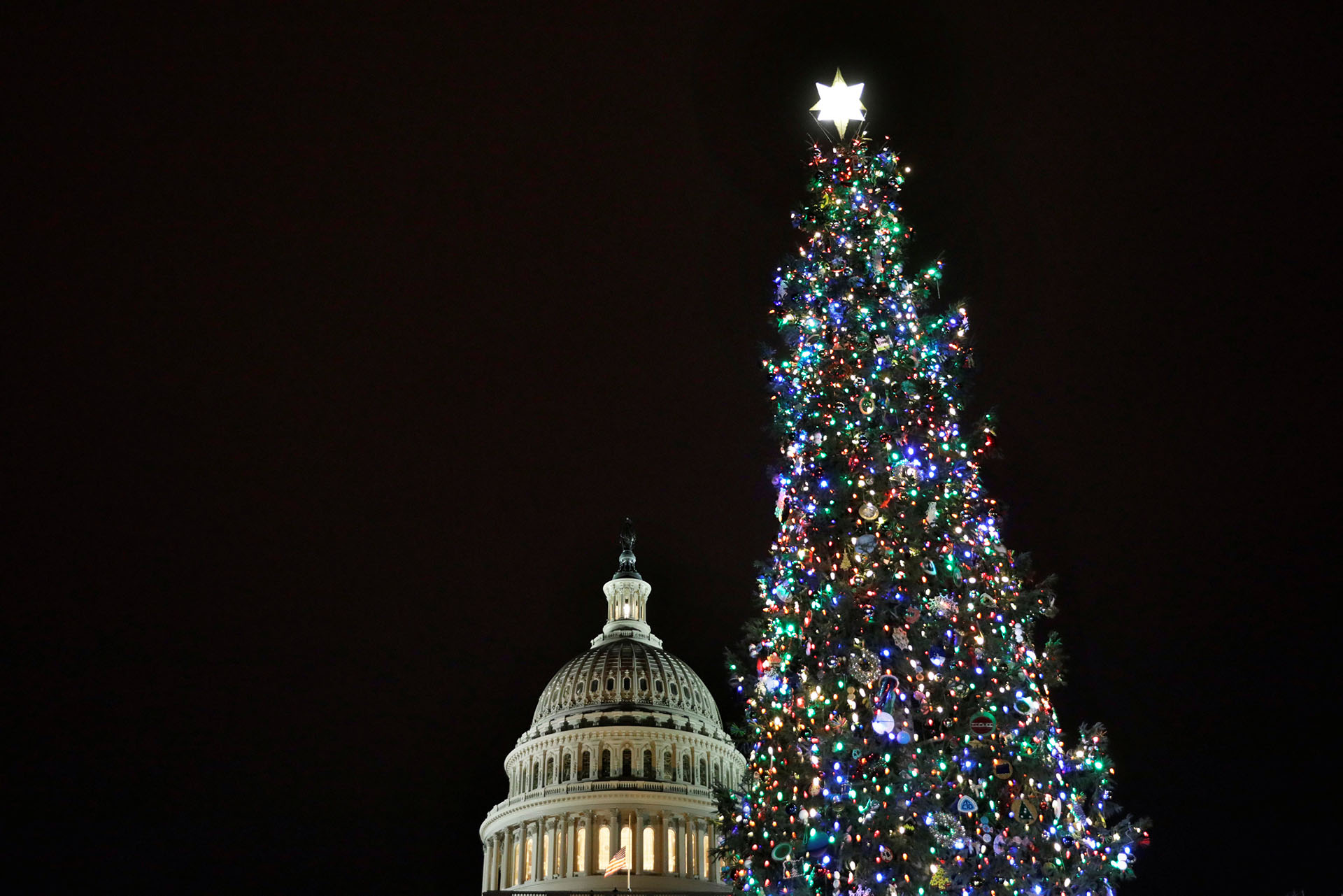 WASHINGTON, ESTADOS UNIDOS. En el capitolio de Washington el árbol tiene 24 metros de altura, luminoso y con estrella de Belén en su pico