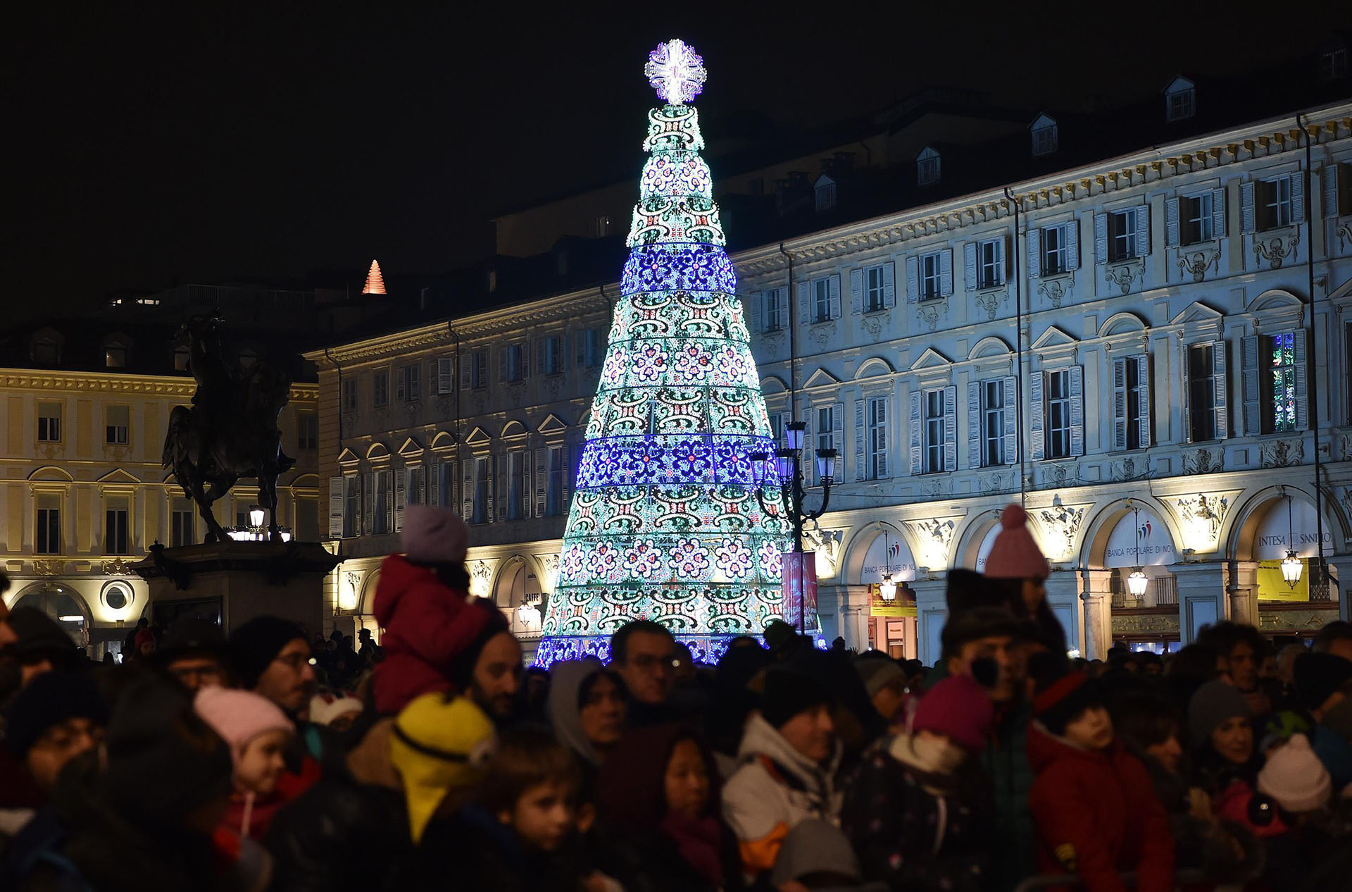 TURÍN, ITALIA. El árbol luminoso de la plaza San Carlo’s en Turín