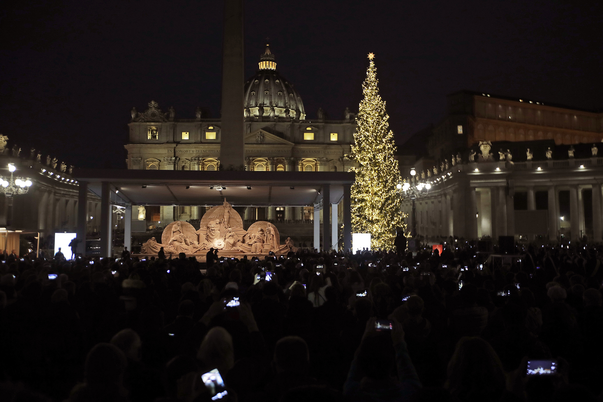 VATICANO-ROMA, ITALIA. Instalado en la plaza San Pedro y con la Basílica detrás, el árbol navideño fue construido por artistas italianos e internacionales