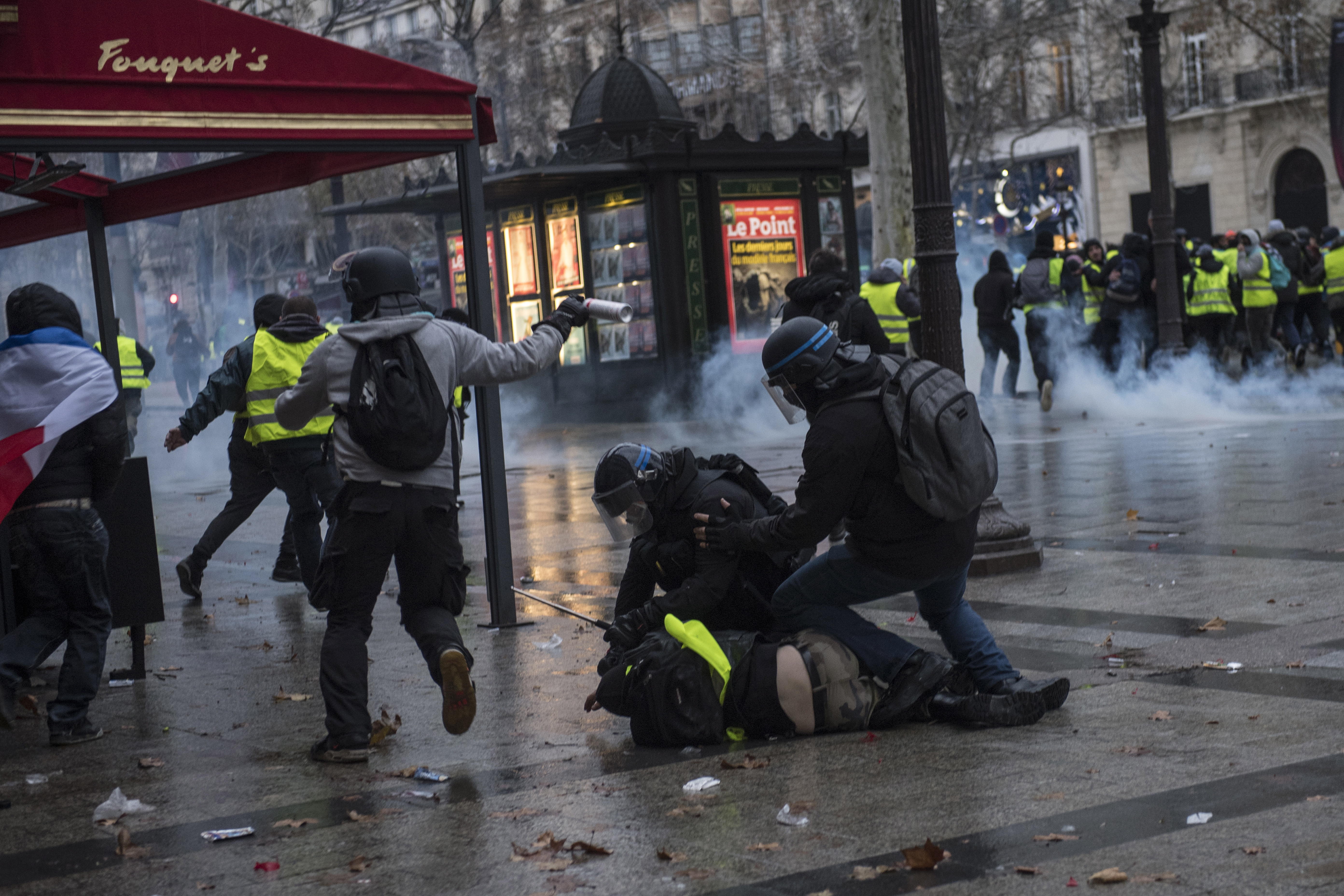 La policía arresta a un manifestante. (EFE/EPA/JULIEN DE ROSA)