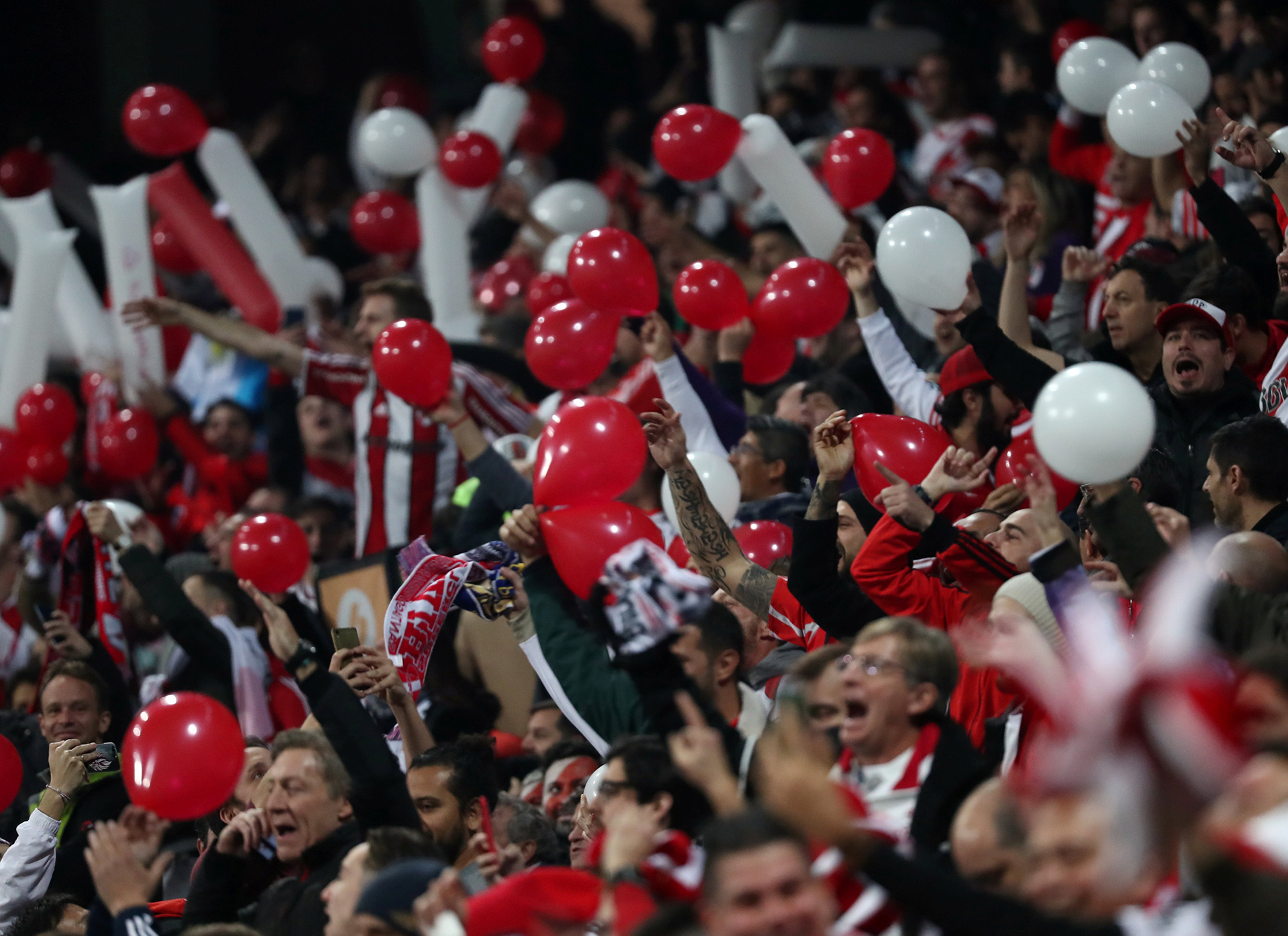 Miles de hinchas argentinos viajaron a Madrid