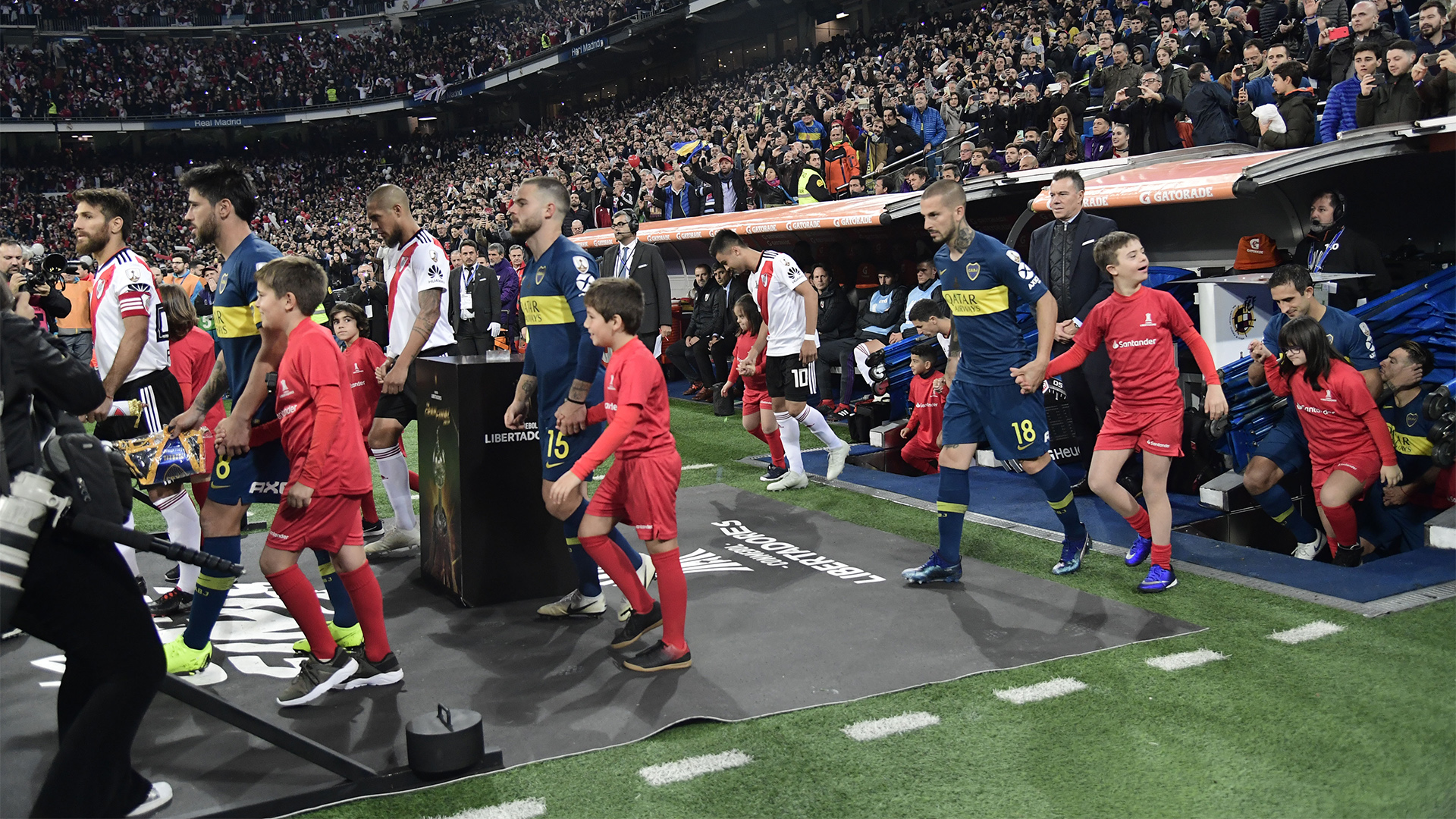 Los equipos salieron a la cancha juntos, con estilo europeo