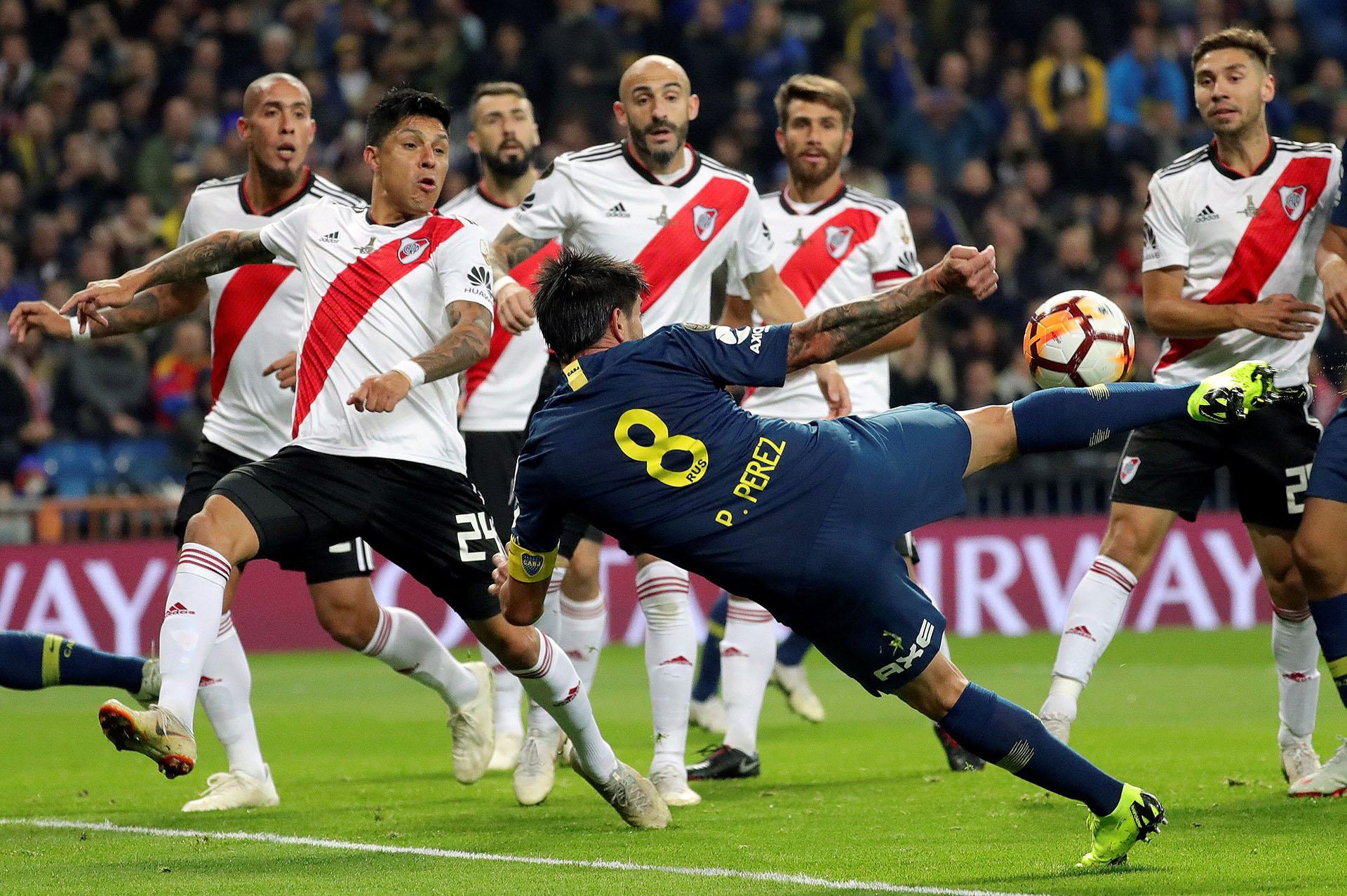 La primera chance llegó a los 10 minutos pero Armani le tapó la pelota a Pablo Pérez