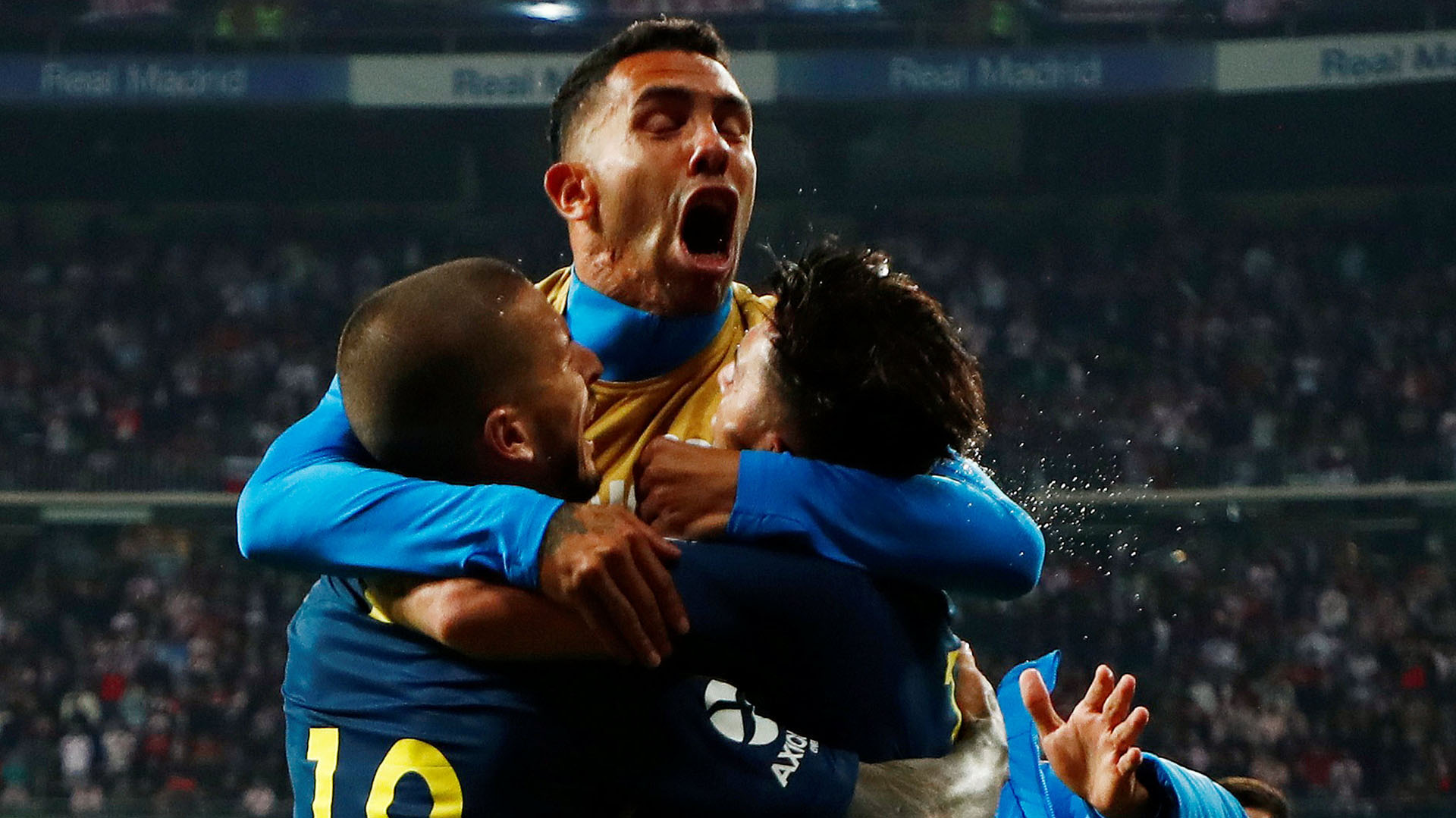 Carlos Tevez fue el primer suplente que se sumó al abrazo
