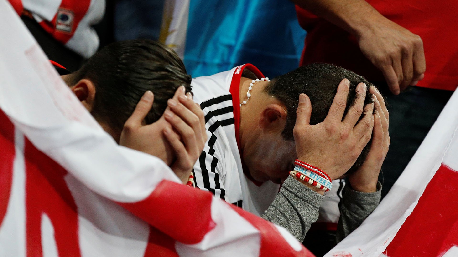 La desazón de los hinchas de River en el Santiago Bernabéu
