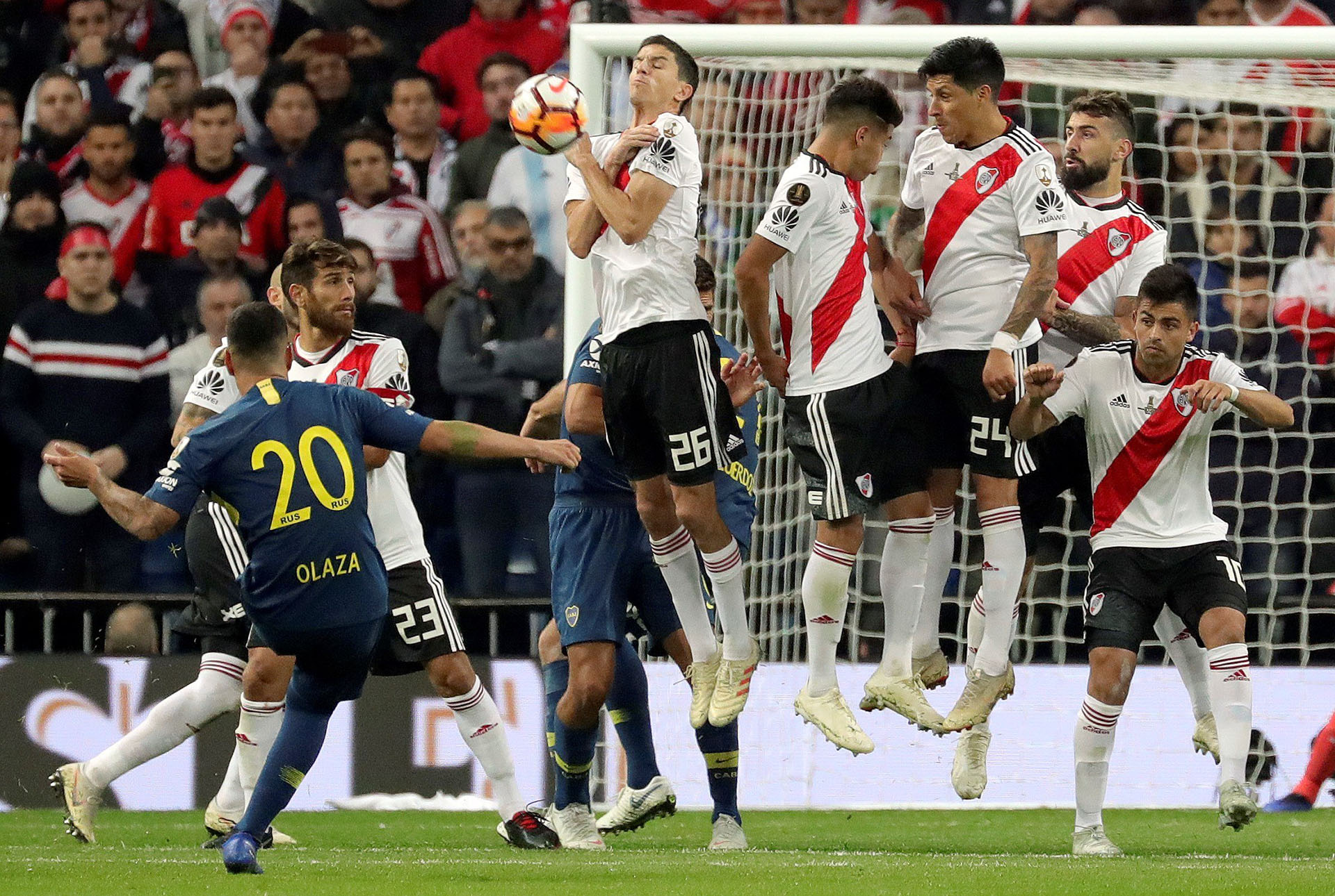 En el segundo tiempo Olaza intentó de tiro libre pero falló