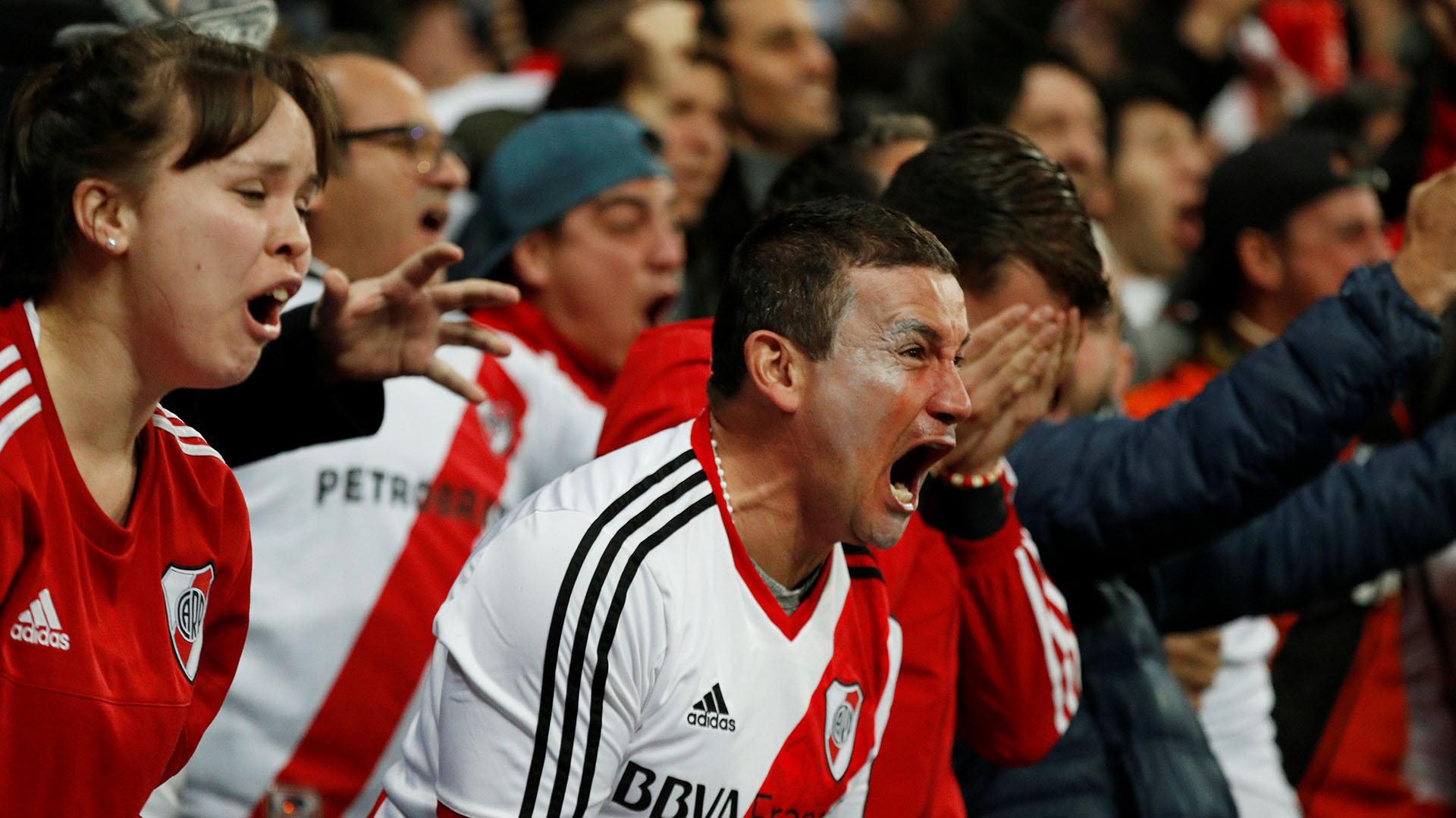 El grito de los fans en las gradas del Santiago Bernabéu