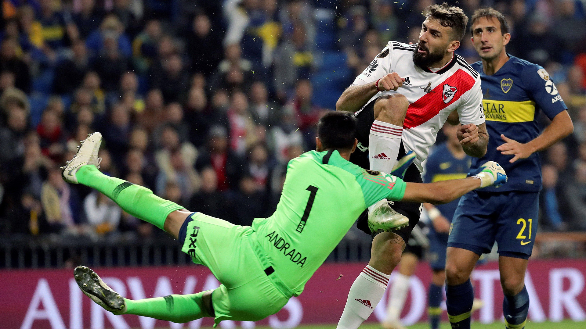 Andrada bajó a Pratto en el área (EFE)