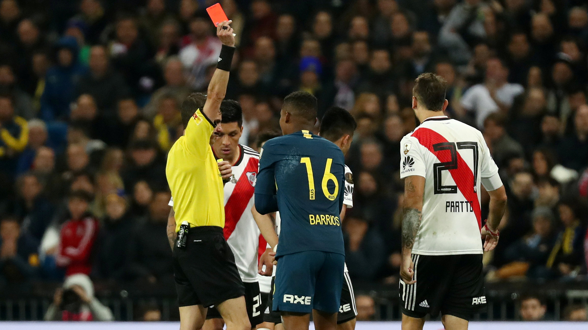 En el inicio del suplementario Wilmar Barrios se fue expulsado tras una infracción sobre Palacios