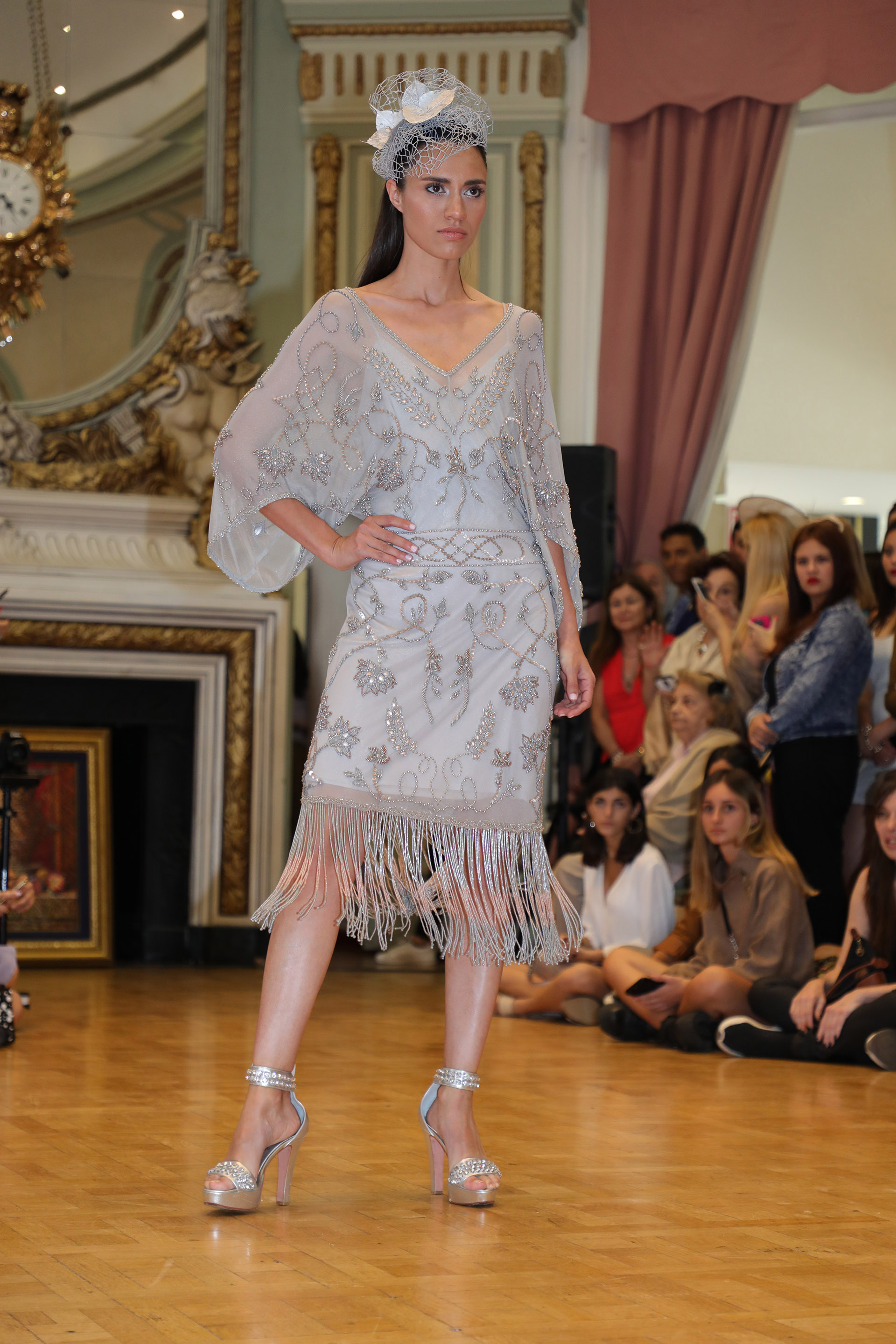 Los vestidos cortos también causaron furor entre las invitadas