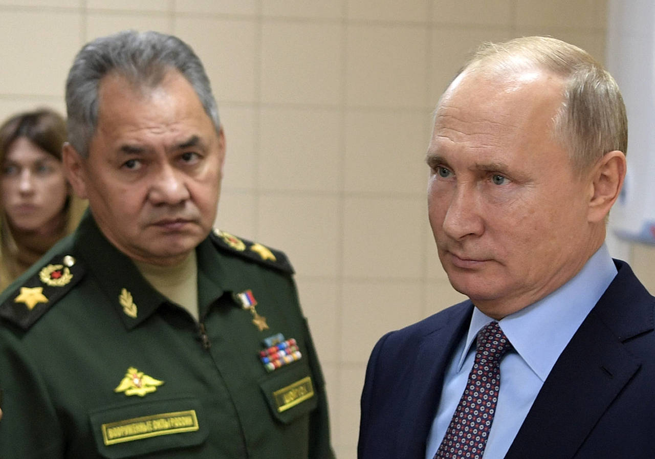 El presidente ruso Vladimir Putin, a la derecha, y su ministro de Defensa, Sergei Shoigu, visitan un centro tecnológico militar en Anapa, Rusia, el jueves 22 de noviembre de 2018. (AP)