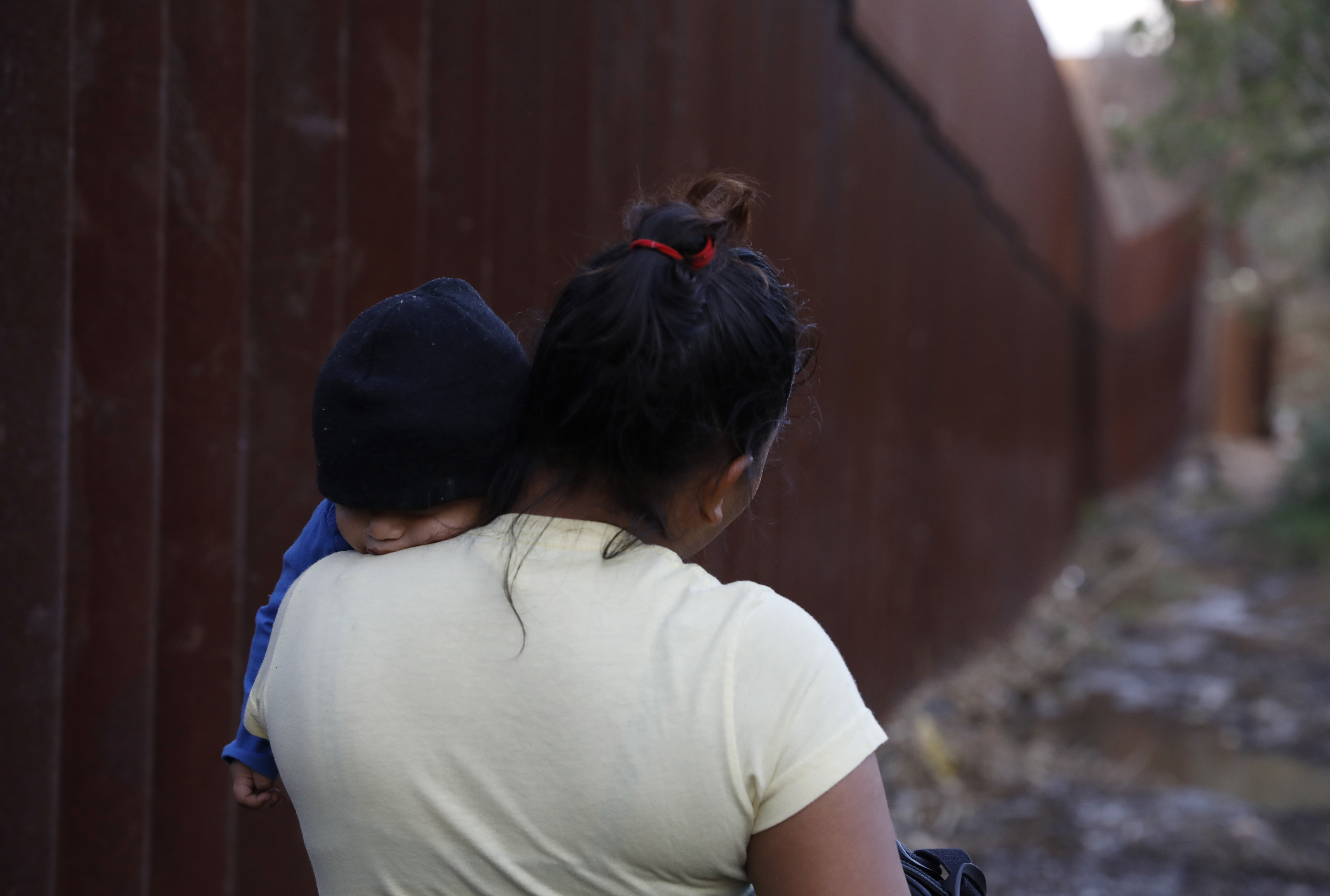 Trump prometió levantar un muro a lo largo de toda la frontera con México. (AP Photo/Rebecca Blackwell)