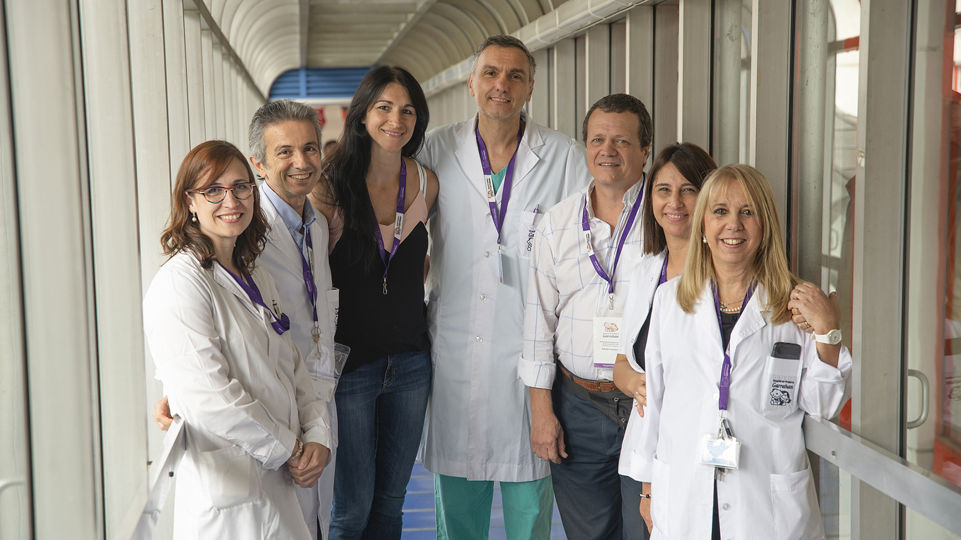 El grupo de médicos que realiza el procedimiento que les mejorará la calidad de vida a los niños con tumor ocular