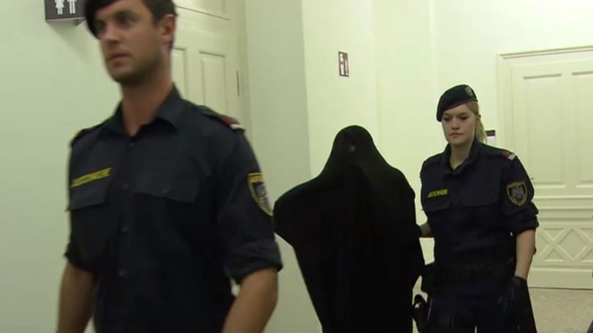Durante el juicio en Austria decidió llevar una manta para cubrirse (Fotos: Especial Central European News)