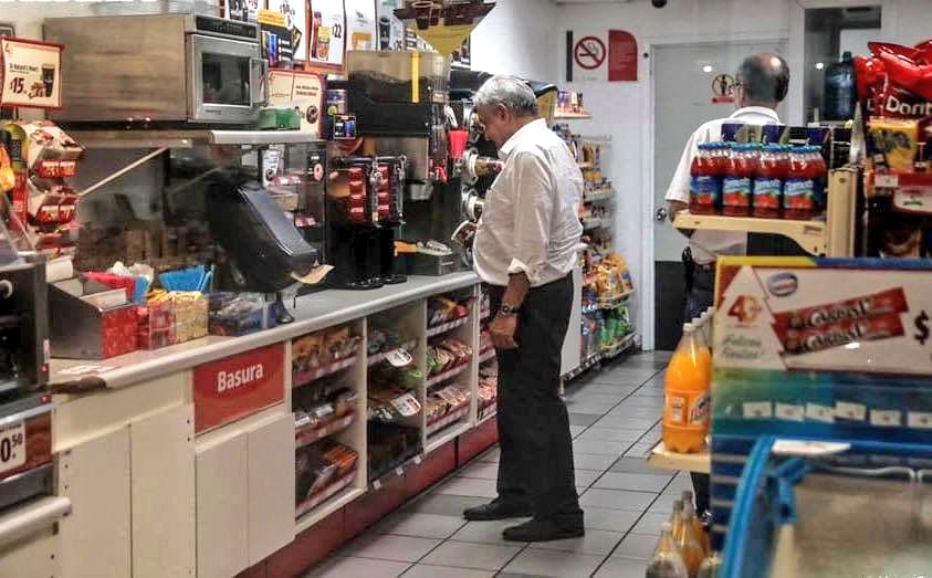 Andrés Manuel López Obrador en un Oxxo. (Foto: Twitter, Carlos Quiñones)