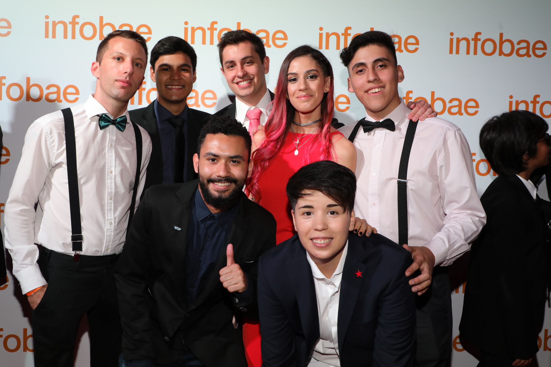 Agustina “Cumbio” Vivero y su equipo de Súperconectados. Elegantes de saco, corbata, moño y tiradores y vestidos