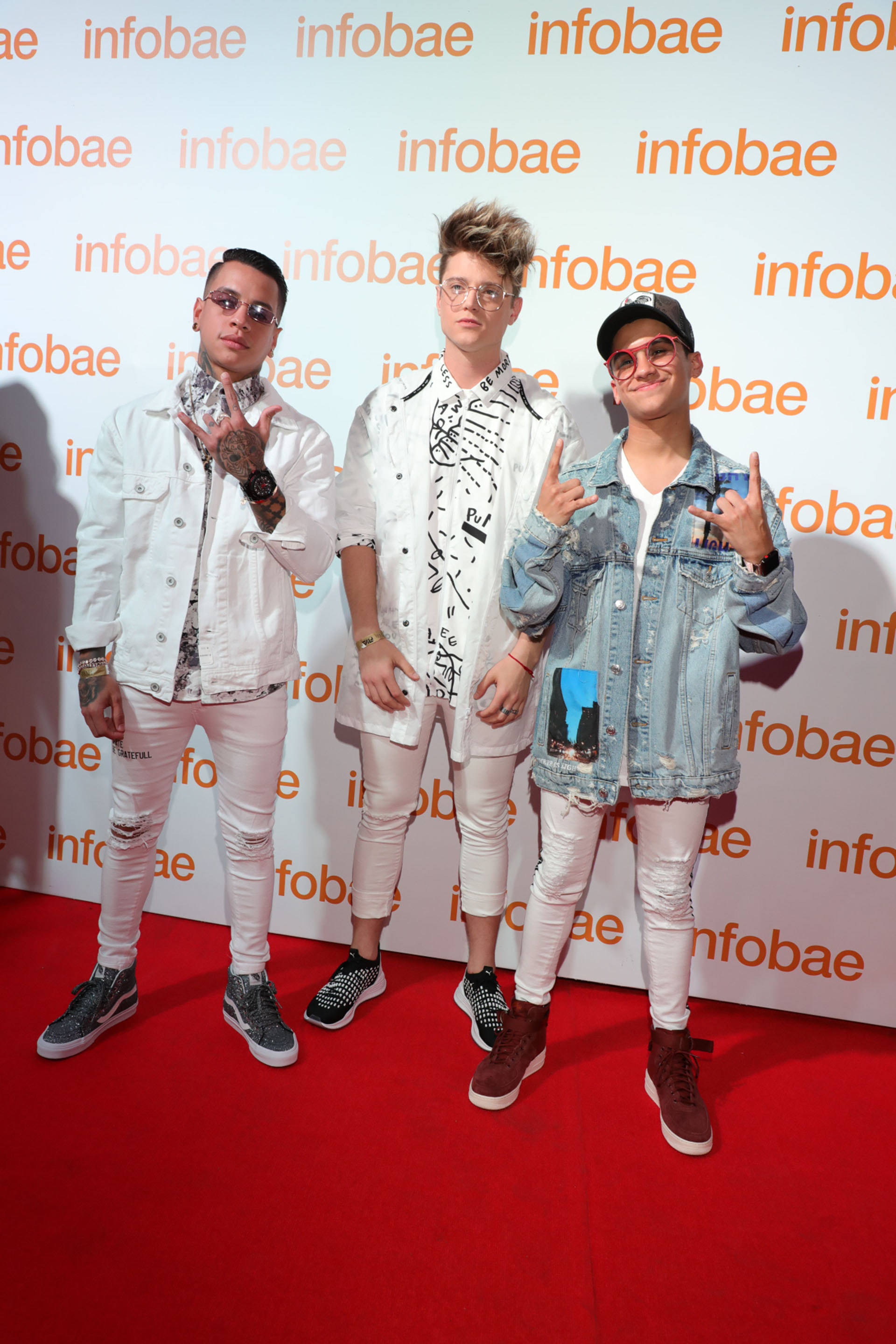 Gio Martínez, Lio Ferro y Gabriel Martínez pasaron por la alfombra roja y los tres lucieron jeans blancos y camperas de denim